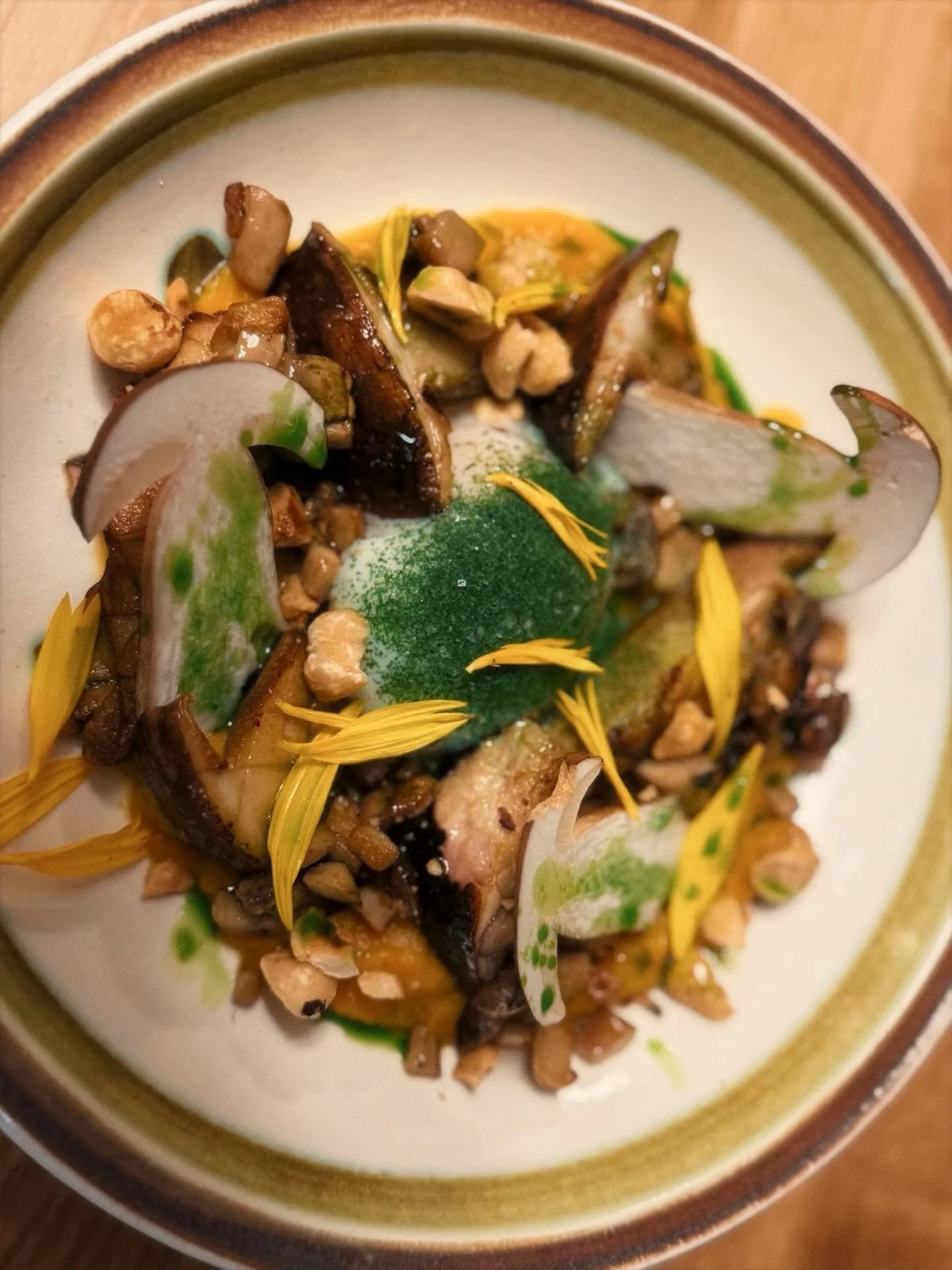 🍄&zwj;🟫 Des bois &agrave; l&rsquo;assiette ✨ 
Une saison de suggestions magnifiques commence &amp; au petit carougeois on tr&eacute;pigne!! Joyeuse semaine et n&rsquo;h&eacute;sitez pas &agrave; venir nous voir, il en reste peut &ecirc;tre un peu ?