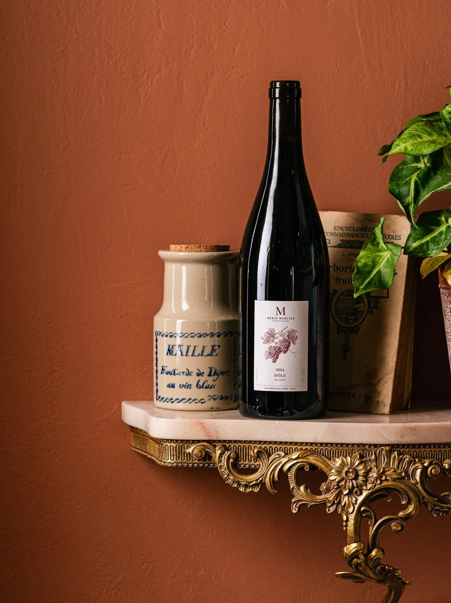 ✨ Passion : cacher des bouteilles dans le restaurant ✨ 
Des nombreuses p&eacute;pites se sont install&eacute;es &agrave; droite &agrave; gauche. N&rsquo;h&eacute;sitez pas &agrave; demander conseil &agrave; notre sommeli&egrave;re ✨ tr&egrave;s bonne