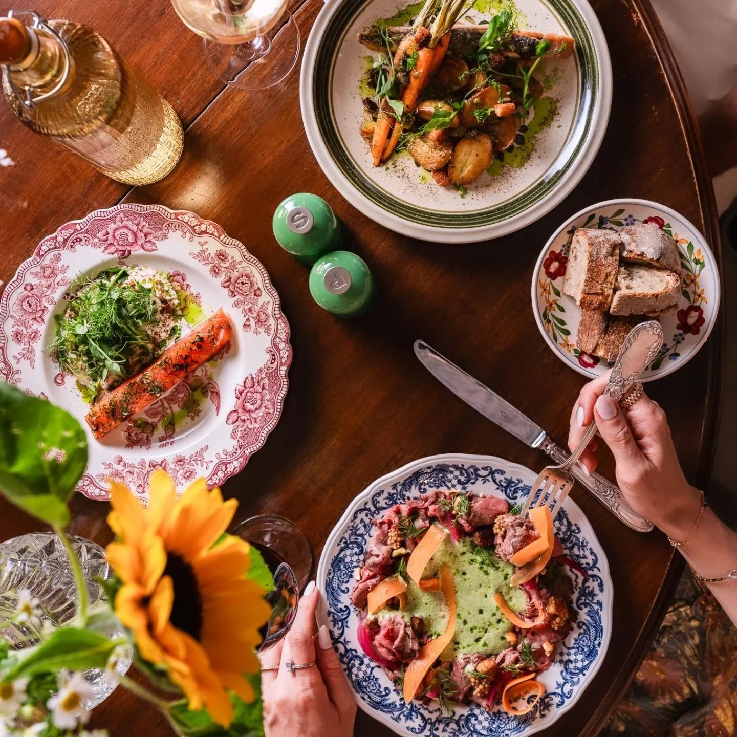 L&rsquo;esprit bistrot au c&oelig;ur deCarouge ! 

Un lieu chaleureux, des plats gourmands et soign&eacute;s, sans oublier notre belle s&eacute;lection de vins suisses et fran&ccedil;ais 🍇

Parce que les bons moments se partagent toujours autour d&r