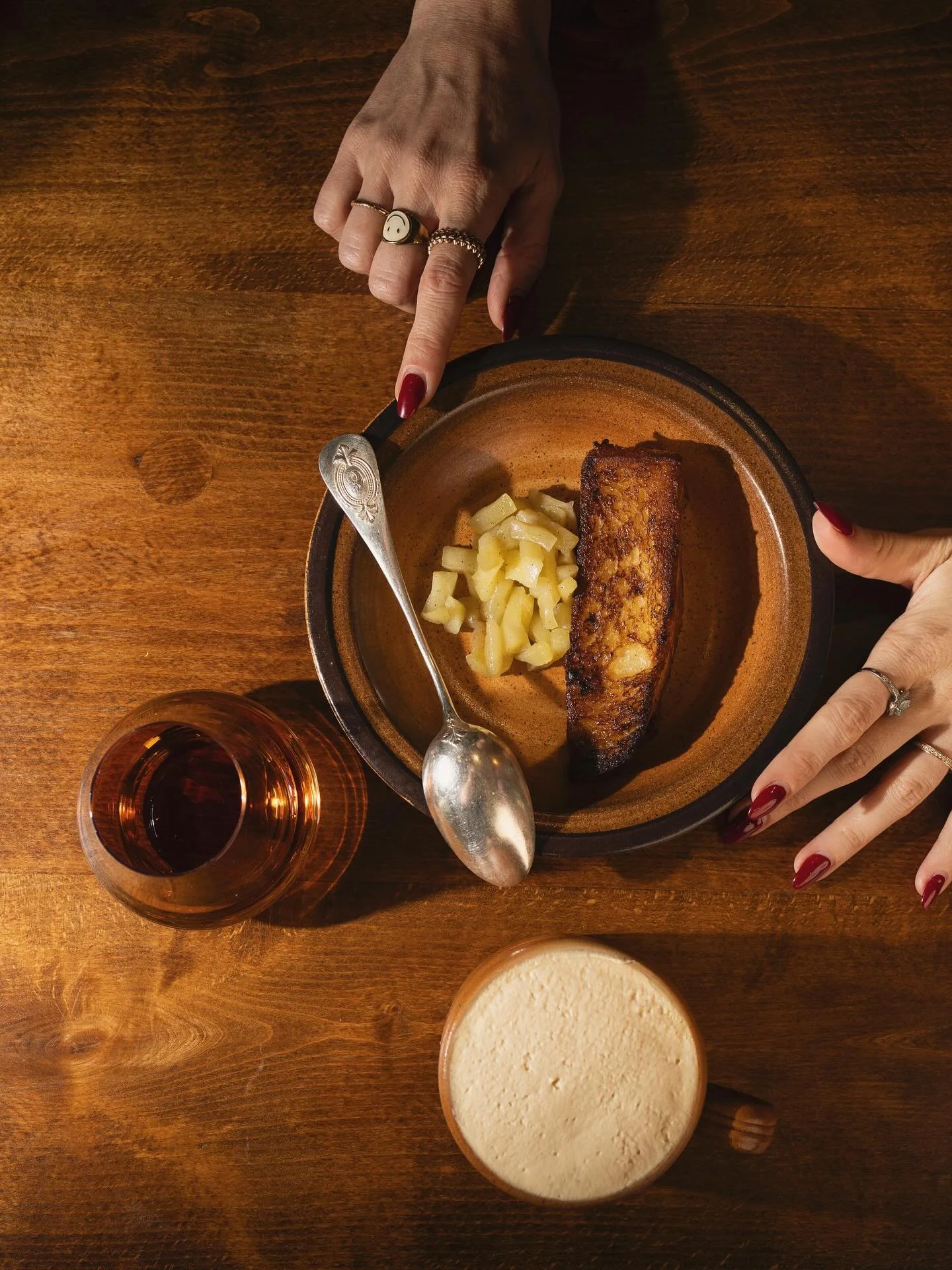 ✨ Souvenir d&rsquo;enfance ✨ 
Brioche perdue, pommes caram&eacute;lis&eacute;es, cannelle et une immeeeeeense louche de cr&egrave;me vanille. OUI 🩵