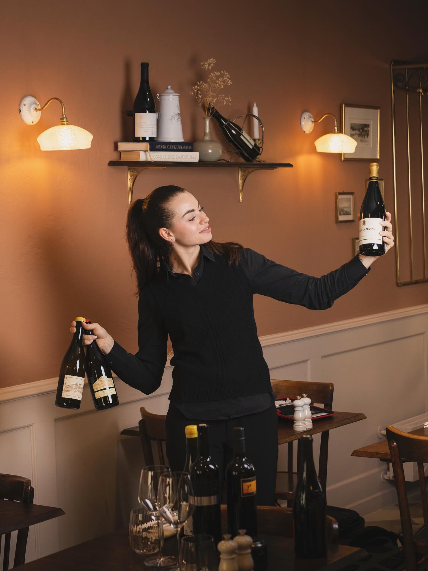 👑 Notre Queen Apolline 👑
Votre sommeli&egrave;re en cheffe et la reine de la salle au PC.
Demandez lui conseil, sa carte regorge de p&eacute;pites ✨