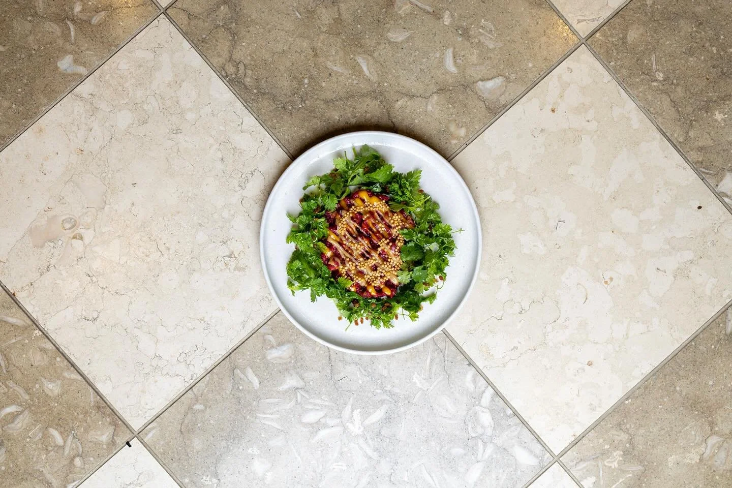 ✨ TARTARE DE BOEUF ✨
Graines de moutarde, salade d&rsquo;herbes et jaune d&rsquo;&oelig;uf confit 🩷