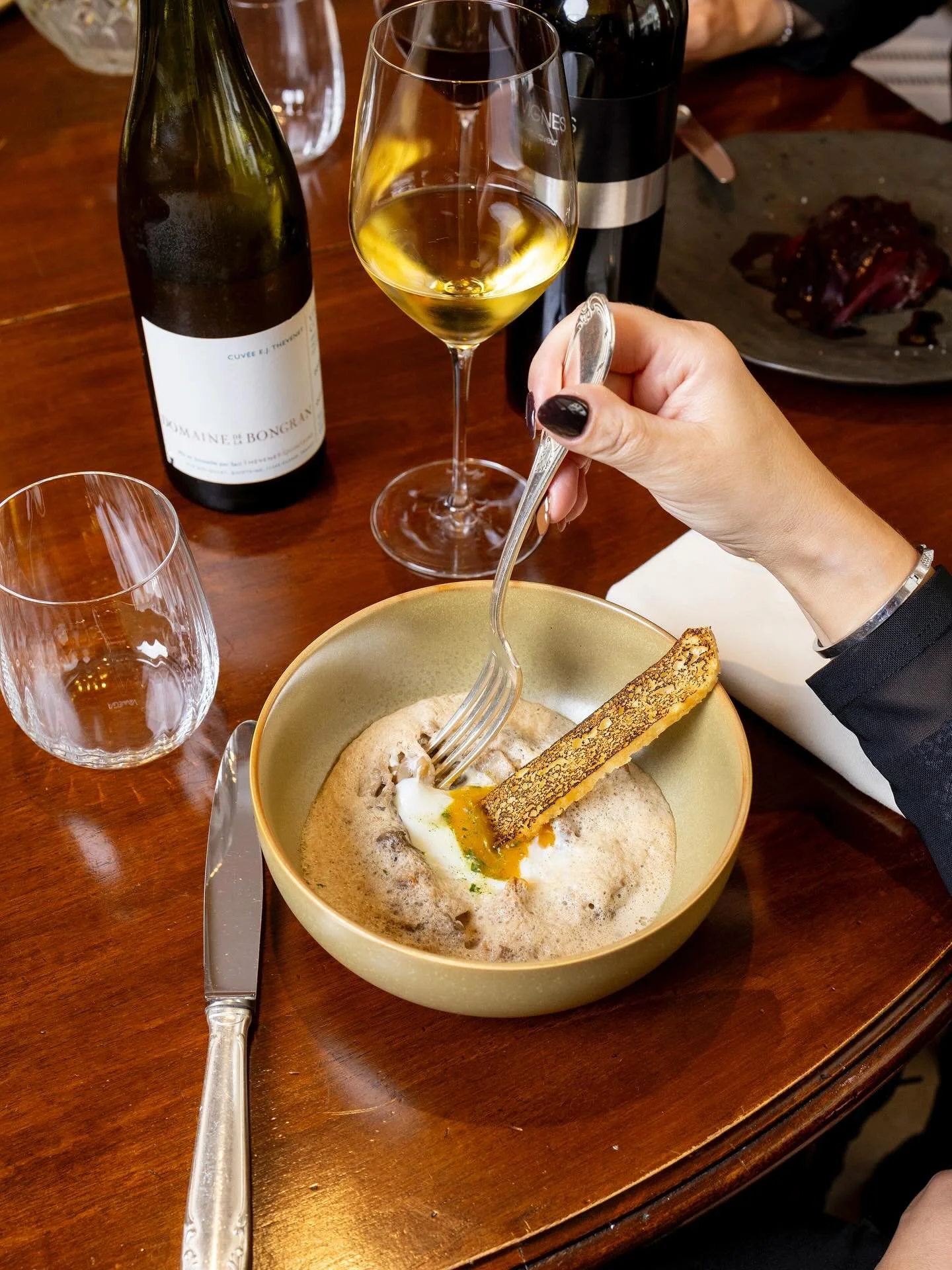 ✨ This is love, clairement ✨ 
L&rsquo;accord met &amp; vin parfait. Envie de plonger dans cette photo @chris___heeney 😍✨