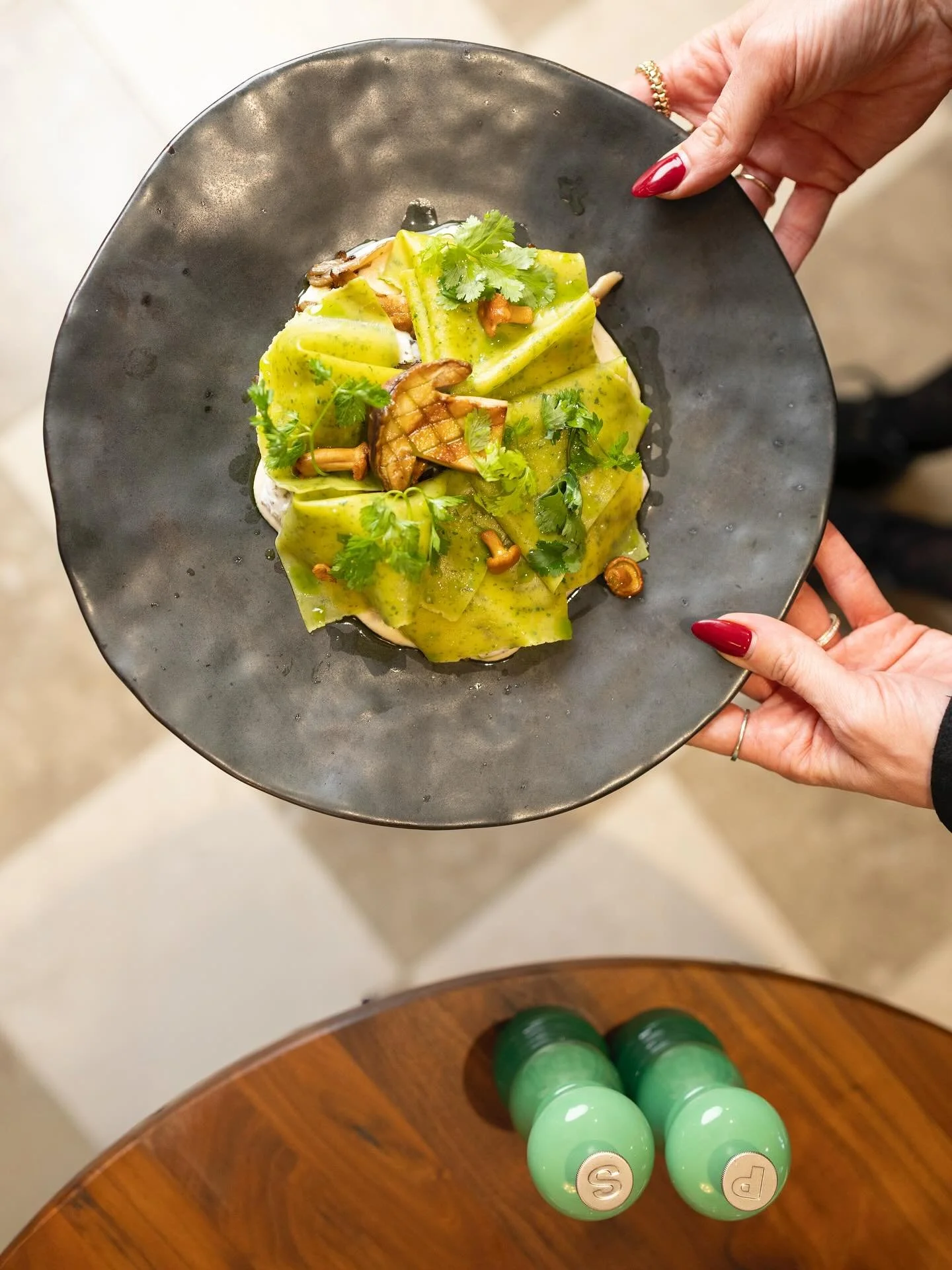 ✨ Avec une &eacute;quipe de cuisine qui fait ses p&acirc;tes &amp; va chercher les champignons en for&ecirc;t, on est heureux de vous proposer ce genre d&rsquo;assiette formidable 😍