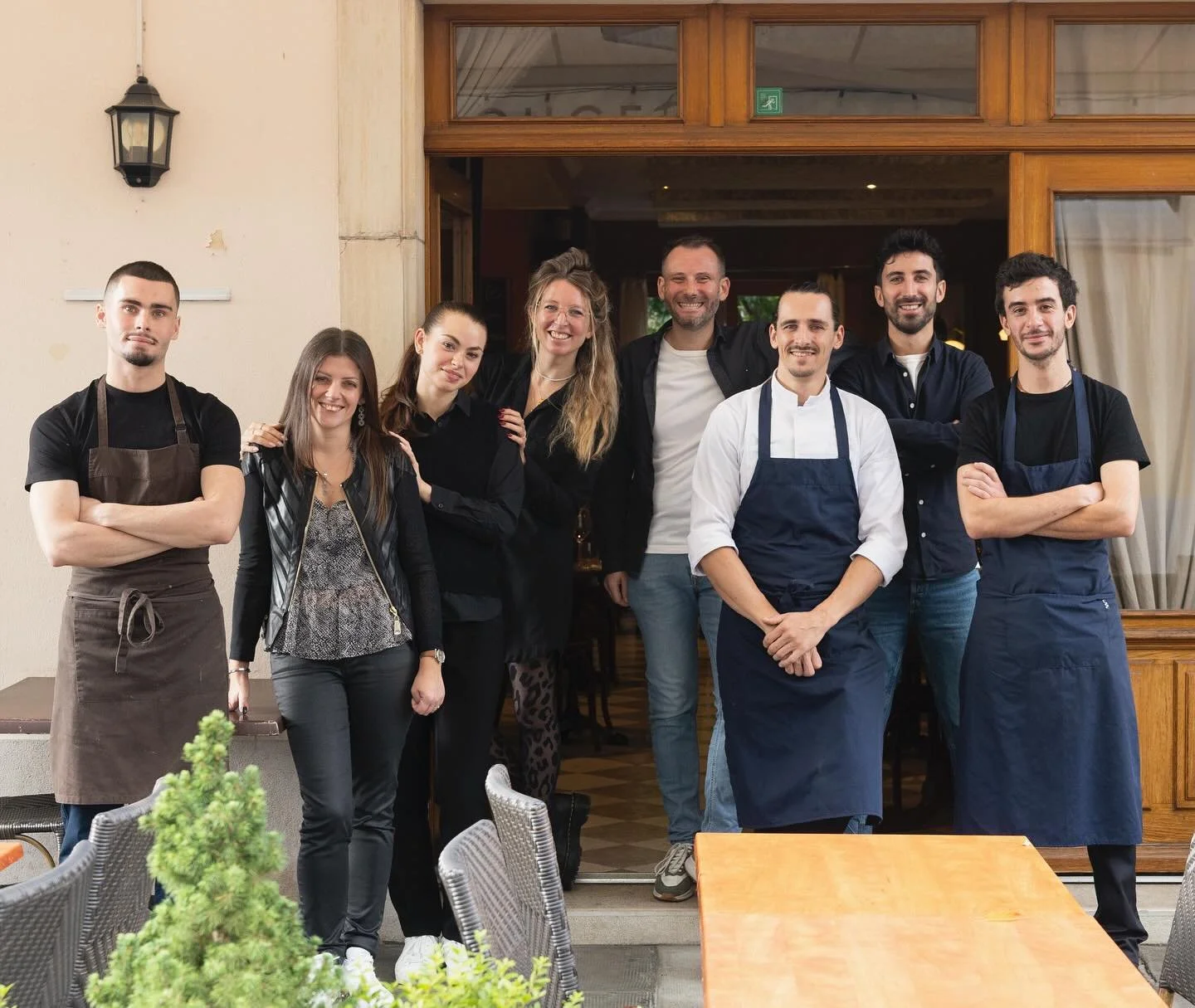 ✨ OH WHAT A TEAM ✨ 
Voici les visages du Petit Carougeois ❤️ 
Merci &agrave; tous pour vos visites renouvel&eacute;es et votre confiance dans notre nouveau bistrot de quartier! On se r&eacute;jouit de passer les f&ecirc;tes avec vous ✨ @gwendolinedep