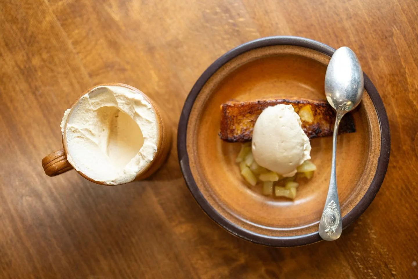 Hey hello ✨ 
Toute l&rsquo;&eacute;quipe du Petit Carougeois se r&eacute;jouit de vous retrouver d&egrave;s demain midi ✨ 
2026 sera douce rue Saint Joseph! A tr&egrave;s vite 🩵