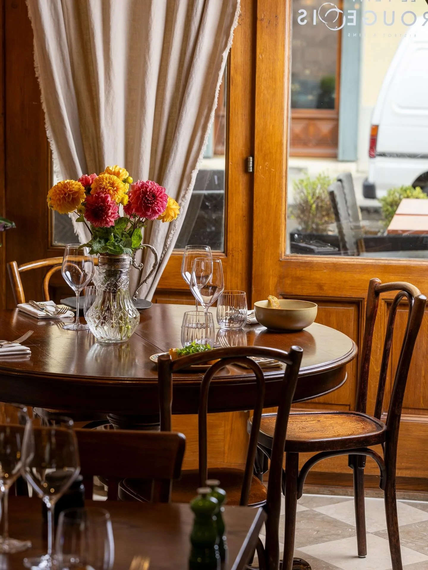 ✨ WELCOME HOME ✨ 
Poussez la porte du petit Carougeois et venez d&eacute;couvrir notre univers bistronomique au coeur de la cit&eacute; sarde. Une carte des vins soign&eacute;e par notre Apolline &amp; une carte des plus all&eacute;chantes. On se r&e