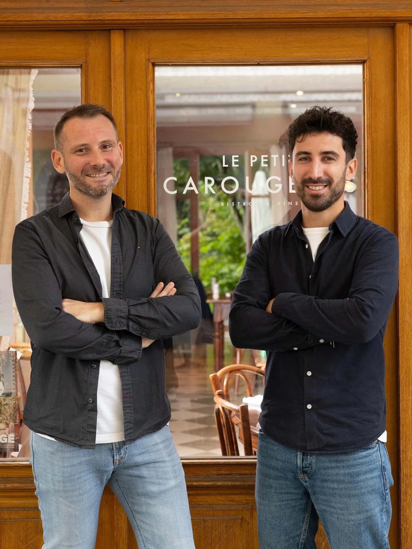 ✨ LES BOSS ✨
Arnaud &amp; Robin, une &eacute;quipe qui d&eacute;tonne et 24678 id&eacute;es &agrave; la minute🔥. Vous les trouverez entre @lahuchette_carouge, le Petit Carougeois, et &agrave; @icebarcarouge l&rsquo;hiver. 
Vous &ecirc;tes des 👑 (Sw