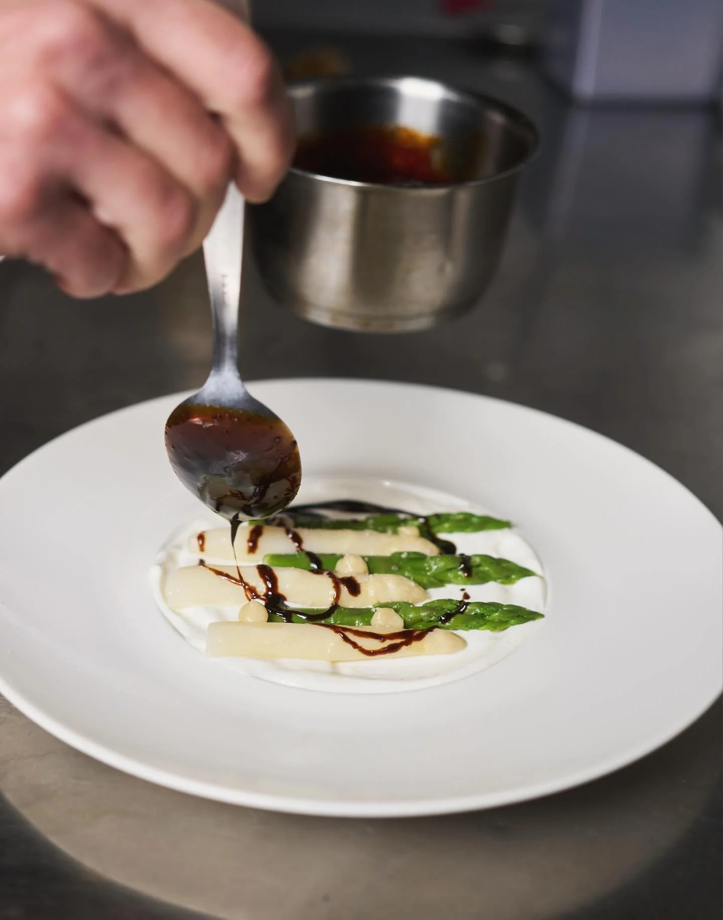 ✨ Nos asperges Suisses 🇨🇭❤️
Citron confit, yaourt fum&eacute; &amp; jus v&eacute;g&eacute;tal. 
&Agrave; d&eacute;guster de toute. Urgence 😍🔥