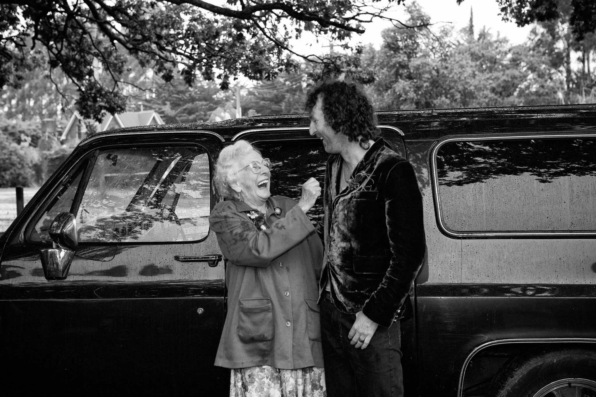 🌿 Honest &amp; documentary style:
A quick cheek, a soft laugh &mdash; one of those fleeting moments that tell the real story. 

#RealWeddingMoments #FamilyConnection