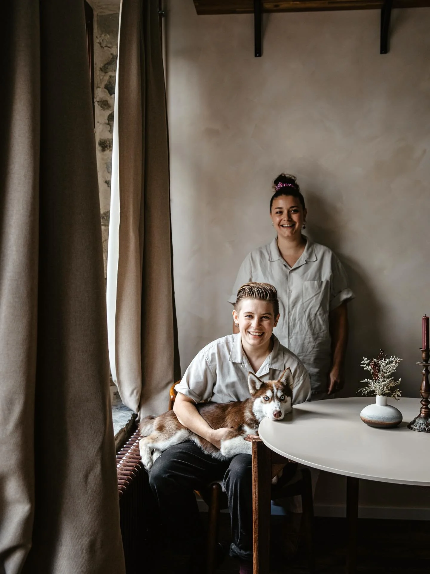 DAMES
Maison de cuisine au c&oelig;ur du pays breton. 

Le lieu est charg&eacute; d&rsquo;histoires : restaurant routier pendant deux d&eacute;cennies, il accueillait autrefois ouvriers, voyageurs, et habitu&eacute;s du village.

@dames.restaurant co