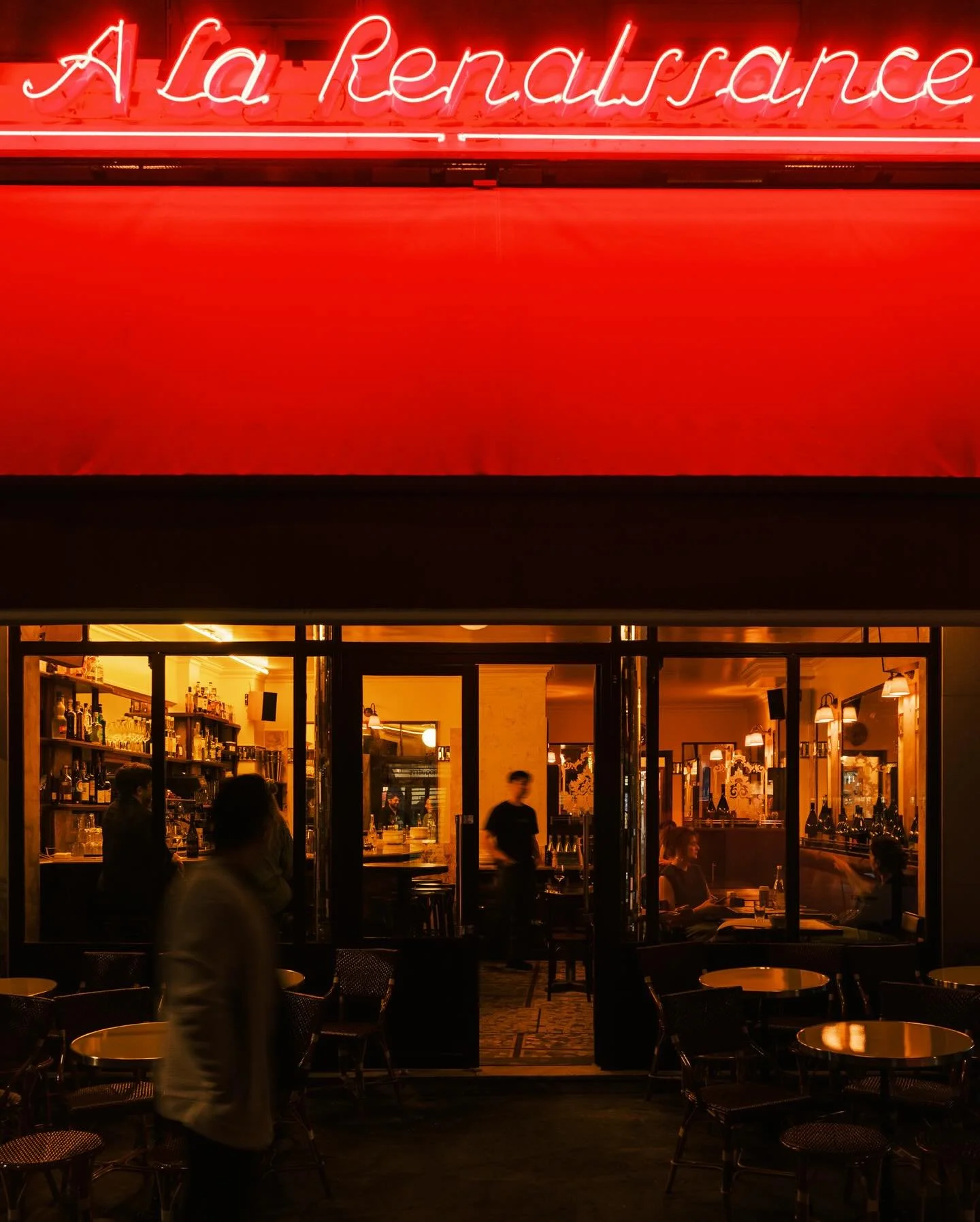@carinasoto_velasquez et @joshfontaine_ signent le renouveau de @a_la_renaissance caf&eacute;-bistrot historique du 11e arrondissement de Paris. 

L&rsquo;architecte @johannaetournel pass&eacute;e par Studio KO, a repens&eacute; l&rsquo;int&eacute;ri