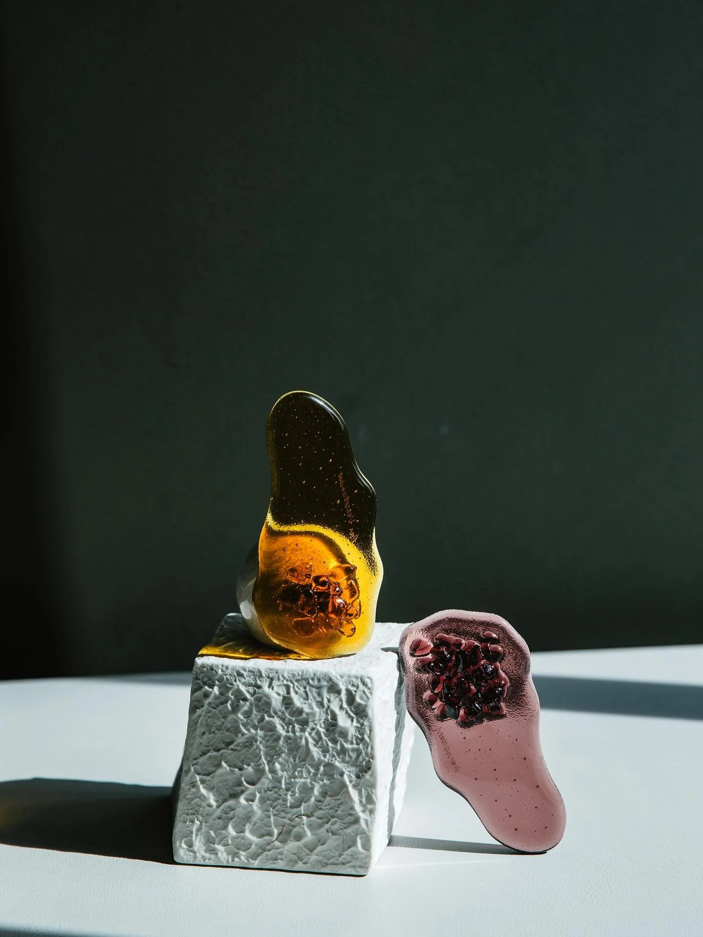 Art de la table ✨

Le Chef et MOF Philippe Mille d&eacute;voile sa collection d'art de la table &agrave; offrir pour les f&ecirc;tes. 

1/ Les repose-couteaux sont une cr&eacute;ation originale de l&rsquo;atelier de vitraux Simon Marq. L'artiste Sara