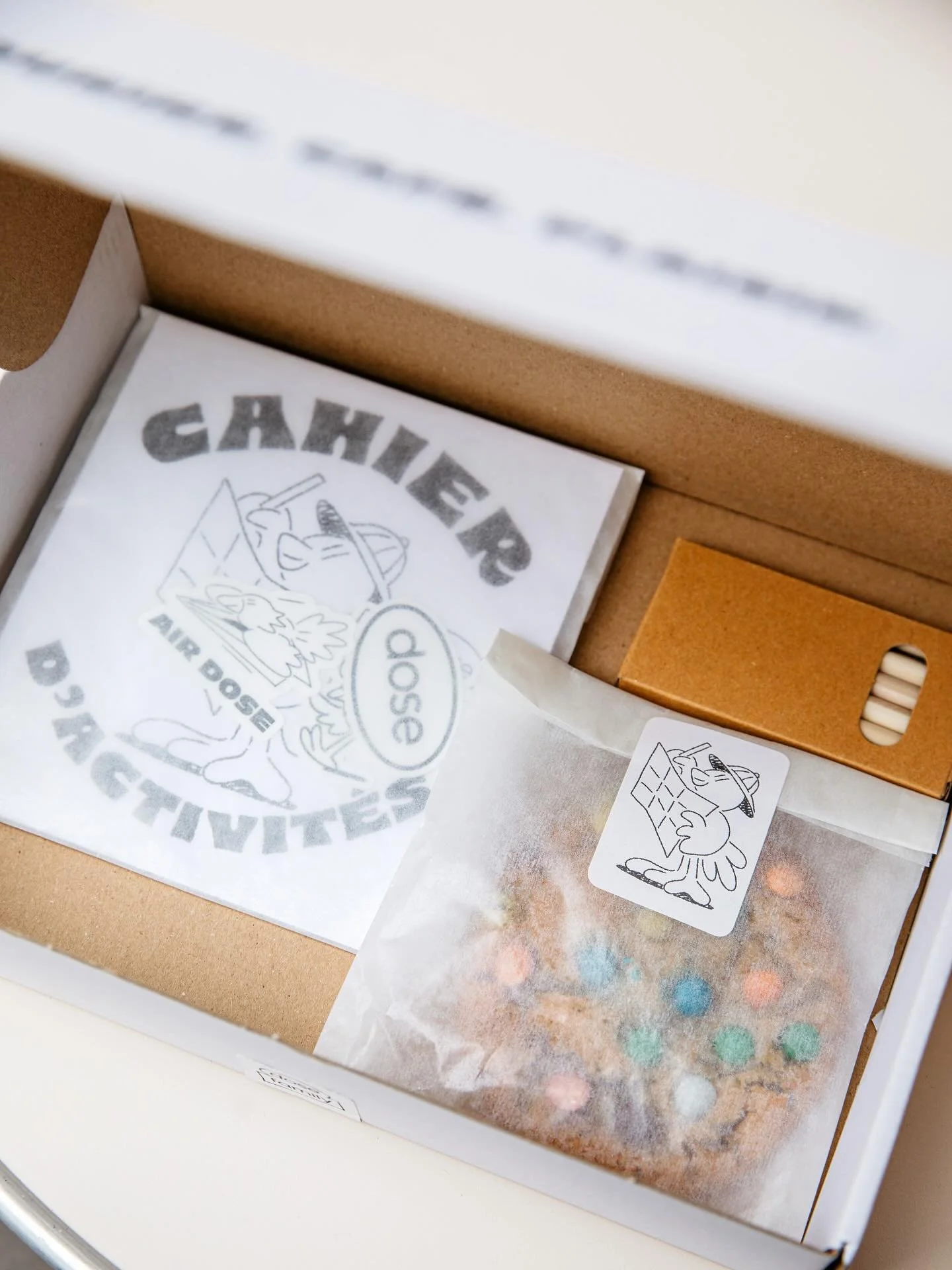 Dose Family &amp; Jean Andr&eacute; lancent la pochette go&ucirc;ter kids friendly la plus cool de la saison. 

Pendant que certains font la guerre aux poussettes,
Dose Family d&eacute;roule le tapis &agrave; la marmaille
avec sa formule go&ucirc;ter