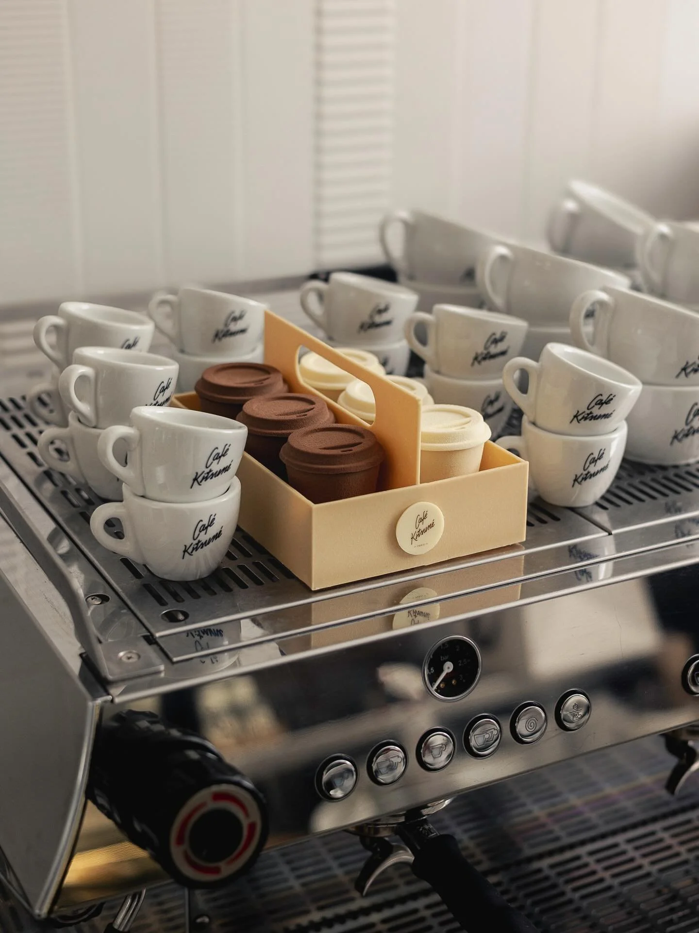 La b&ucirc;che de No&euml;l Caf&eacute; Kitsun&eacute; en collaboration avec le chef p&acirc;tissier Yann Brys, meilleur ouvrier de France 🌲 

Inspir&eacute;e des cups embl&eacute;matiques de Caf&eacute; Kitsun&eacute;, la b&ucirc;che se d&eacute;cl