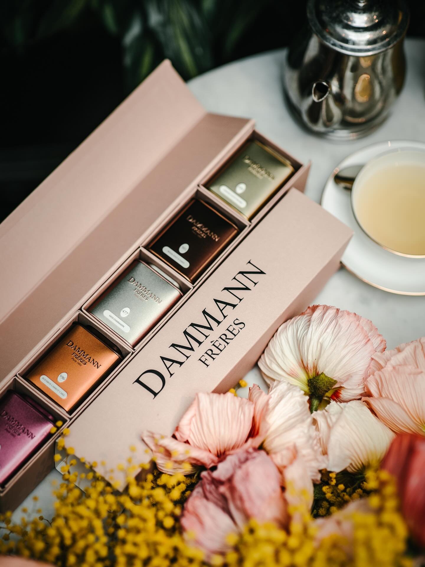 DAMMANN Fr&egrave;res | Coffret Iris 

Pour la f&ecirc;te des m&egrave;res, DAMMANN Fr&egrave;res d&eacute;voile IRIS, son coffret de d&eacute;gustation.

Dans un &eacute;crin aux nuances poudr&eacute;es, cinq cr&eacute;ations en
bo&icirc;tes m&eacut