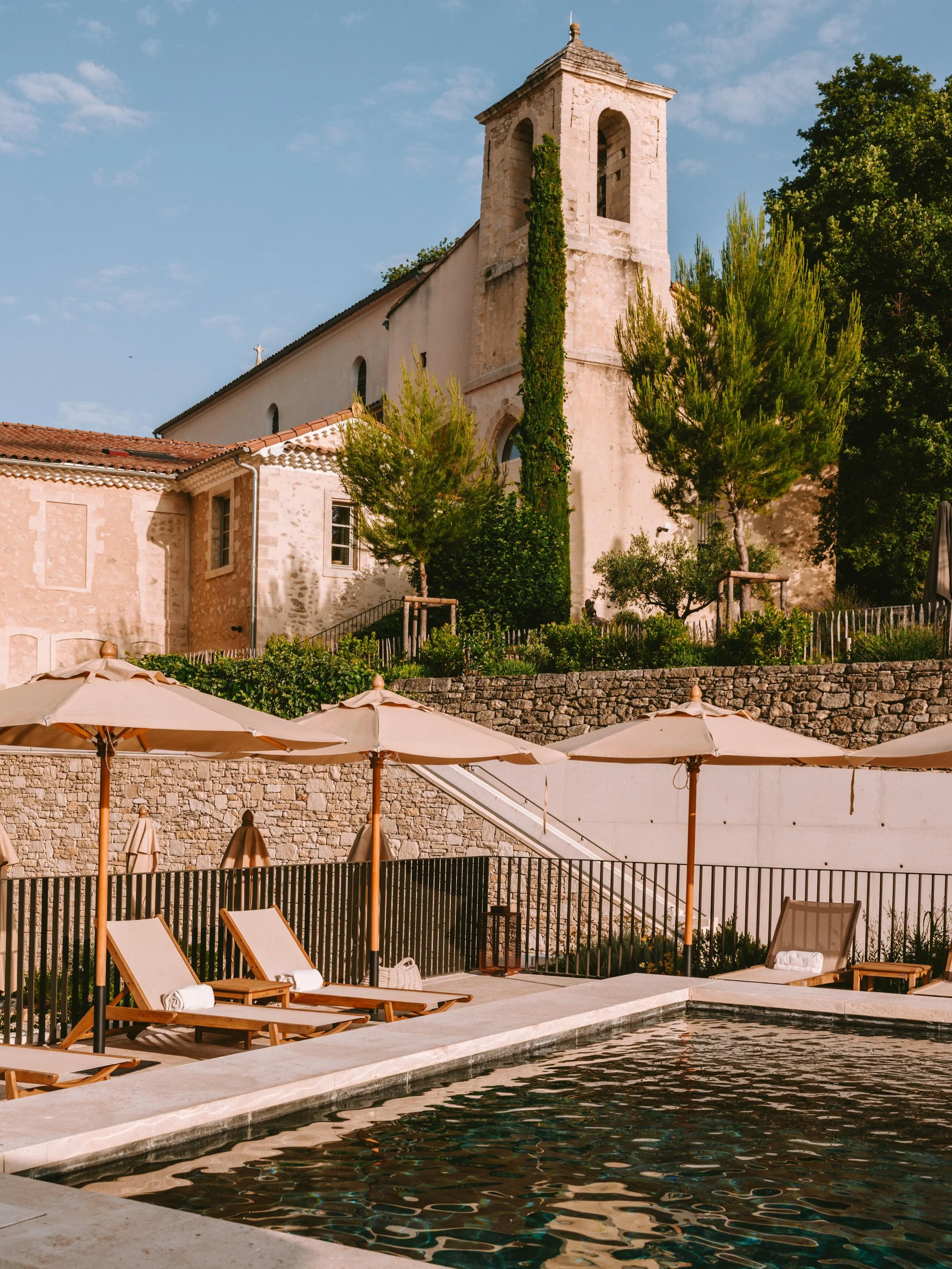 Le Couvent des Minimes, la Provence et plus encore. 

✍️ @elleatable @celinepuertas 

" &Agrave; une heure d'Aix-en-Provence, le @lecouventdesminimes offre une d&eacute;connexion totale. Aux commandes des deux tables de ce Relais &amp; Ch&acirc;