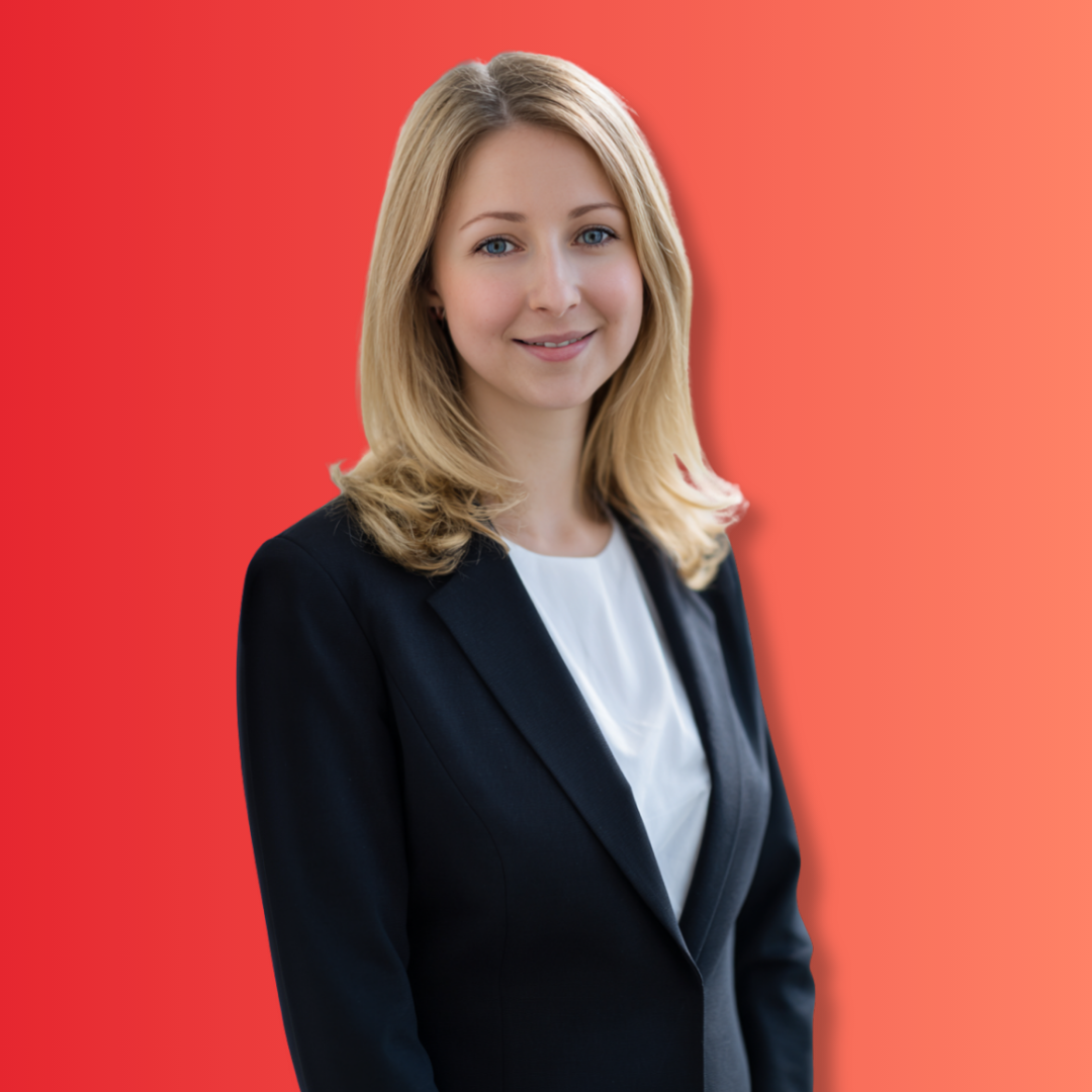 Porträt einer lächelnden Frau mit blonden Haaren in professioneller Kleidung vor einem rotem bis orangefarbenen Farbverlauf.