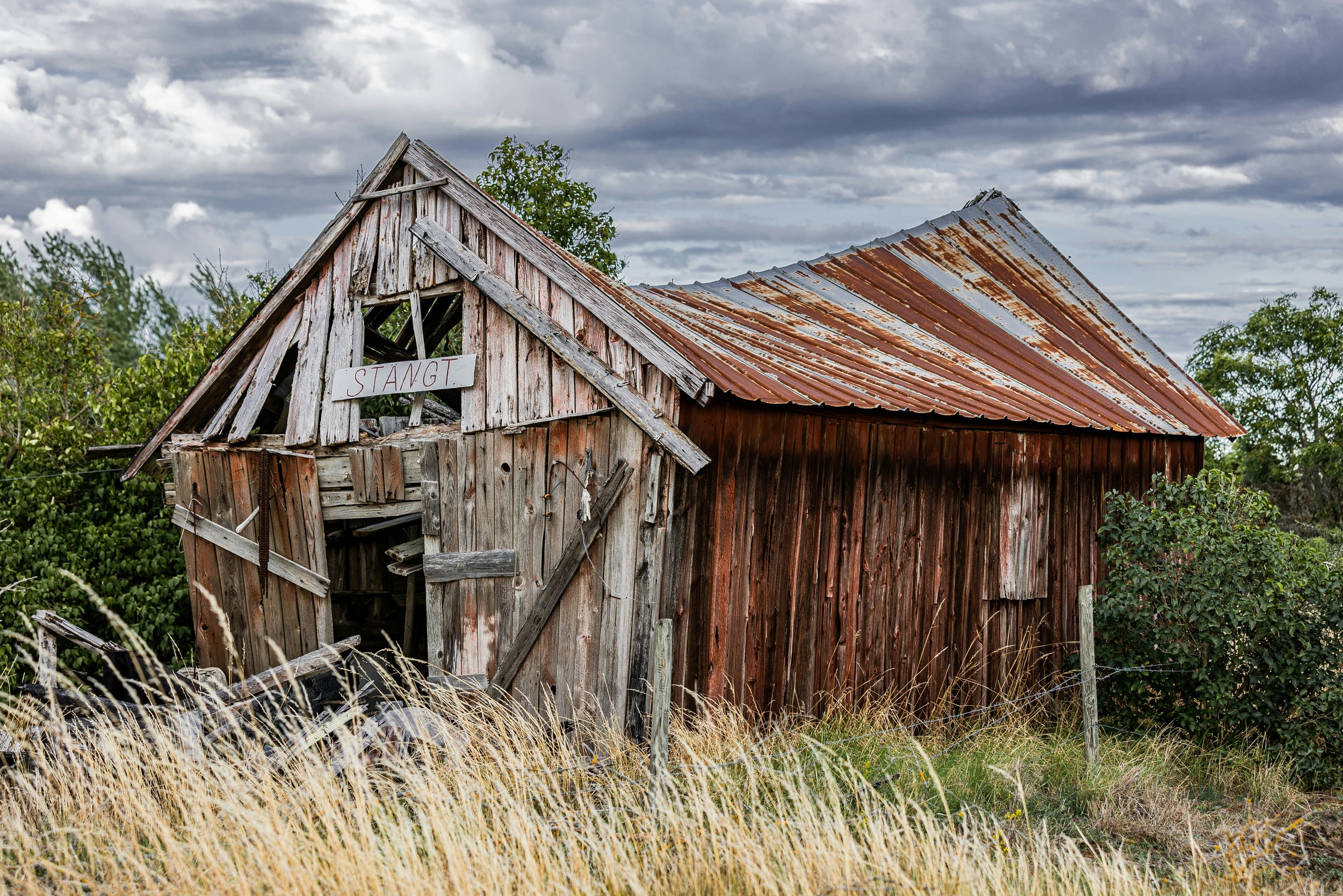 Abandoned barn with a closed sign, a symbol of parentification and the childhood that was never fully lived in