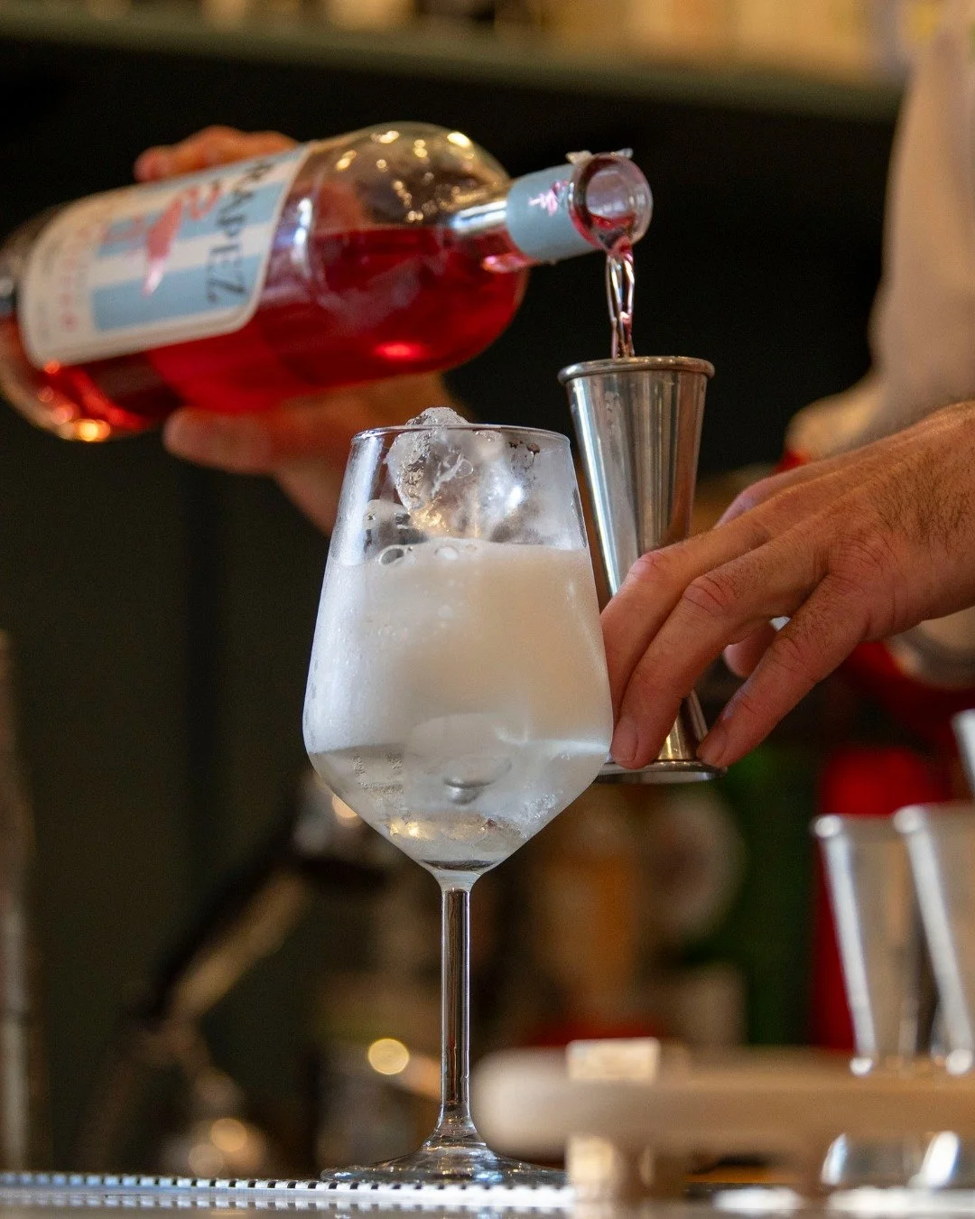 Un grande Spritz nasce da un piccolo segreto di equilibrio:
1 parte Grapez, 2 parti Prosecco, uno splash di soda.
Facile da fare anche a casa &mdash; e se vuoi sperimentare, trovi altre ricette sul nostro sito, grapez.it!

#Grapez #GrapezAperitivo #S