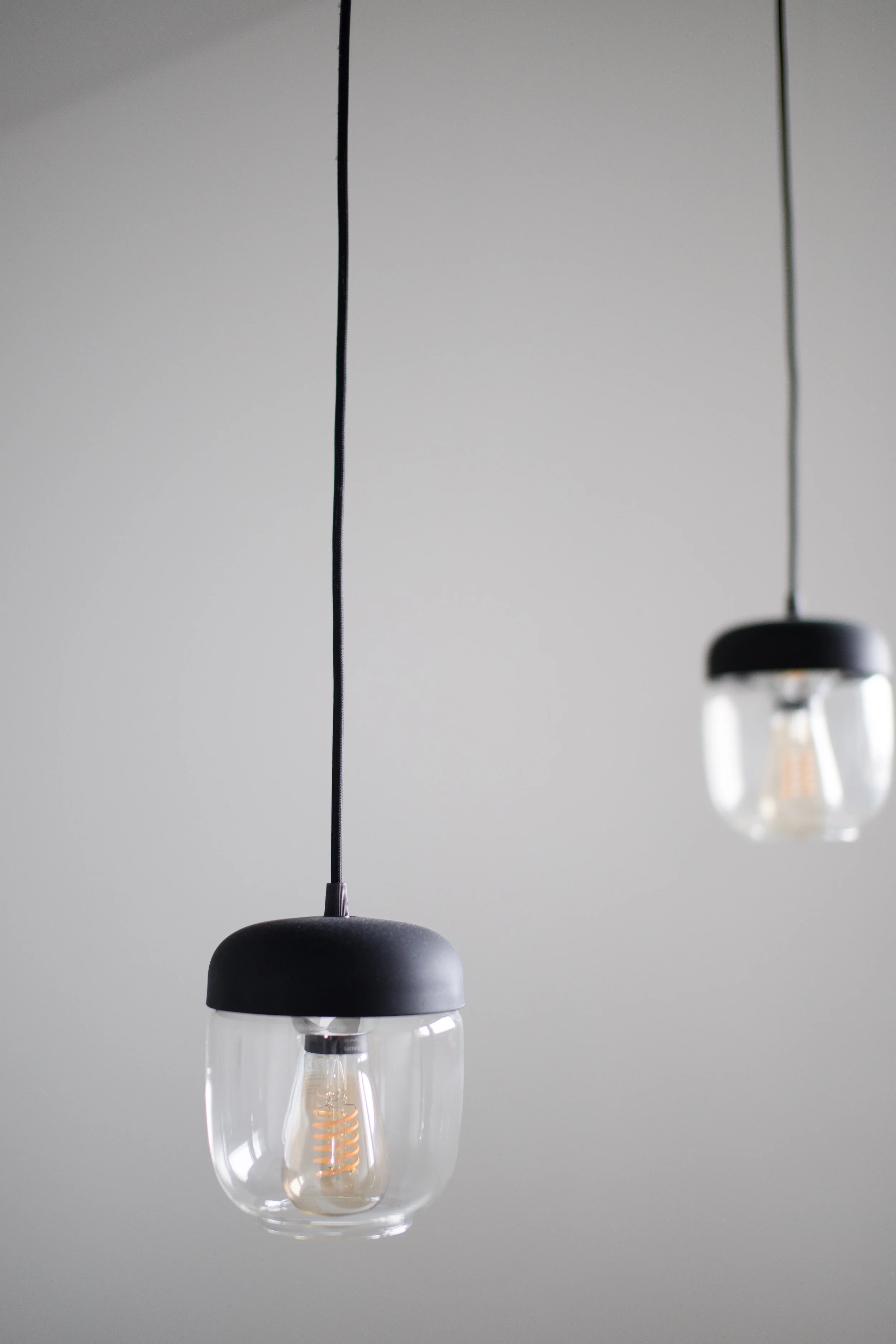 Detailaufnahme einer stilvollen Pendelleuchte als stimmungsvolles Element für die Unterseite „Leistungen“ im Interior Design