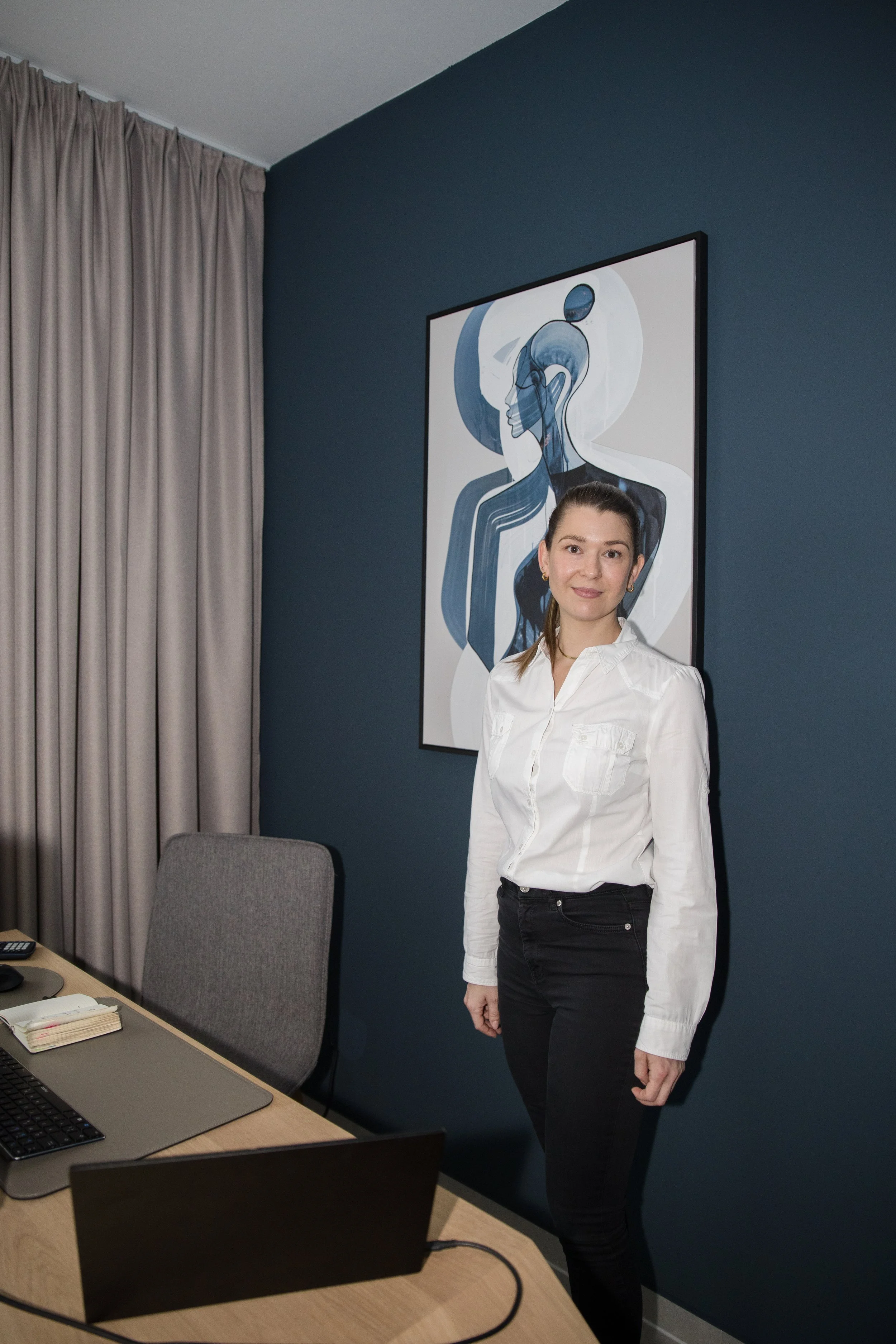 Portraitfoto von Interior Designerin Irina Konrath im Home Office – Projekt starten an und unverbindlich anfragen