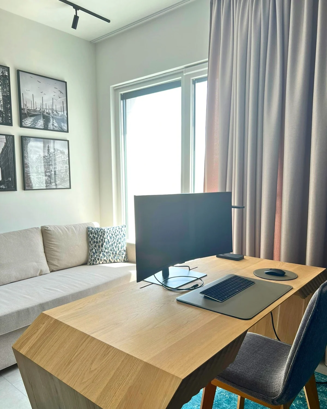 Arbeitszimmer Interior Design - Schreibtisch aus Echtholz