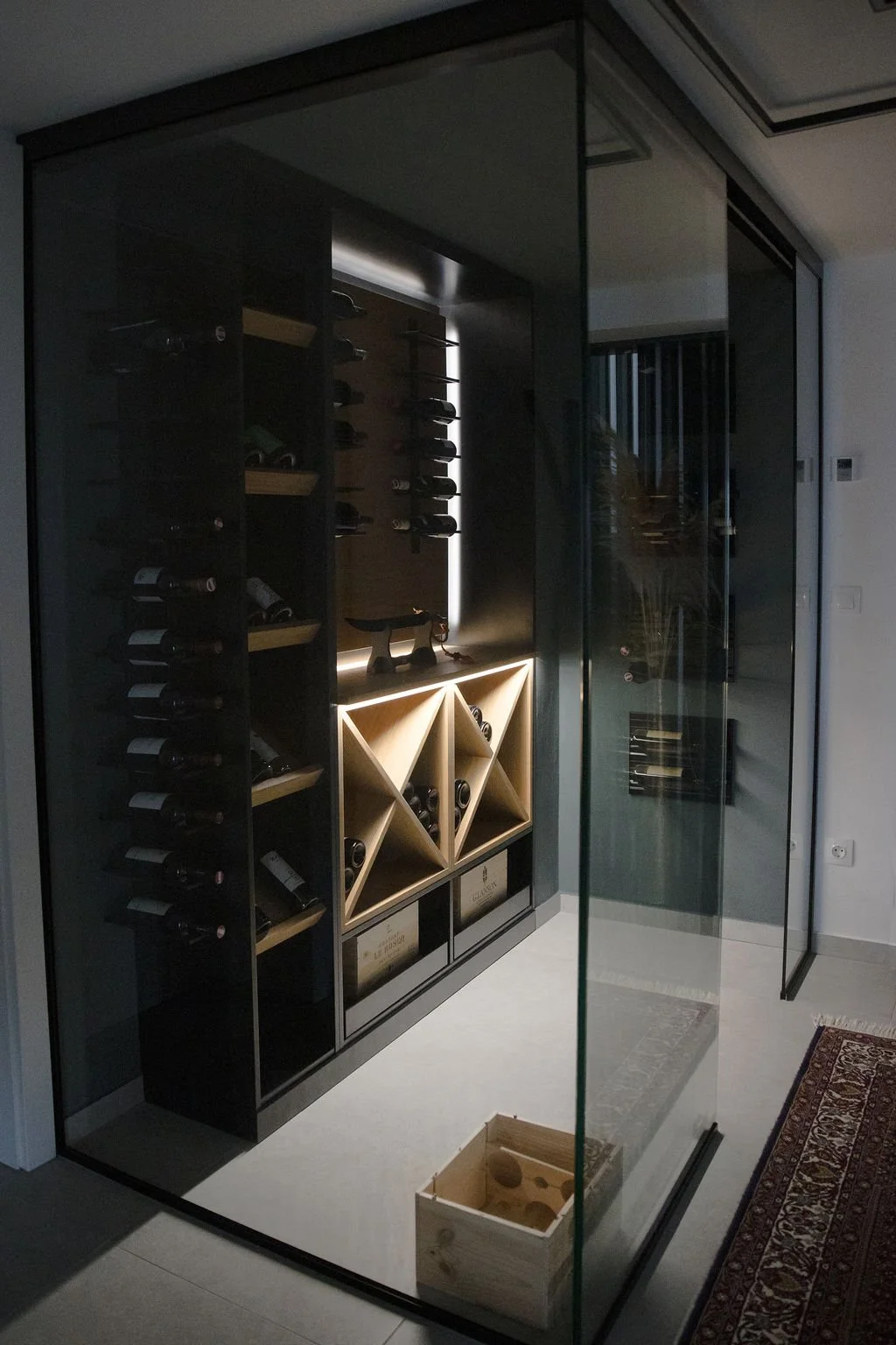 Interior Design - Weinkeller Glaswand Beleuchtung