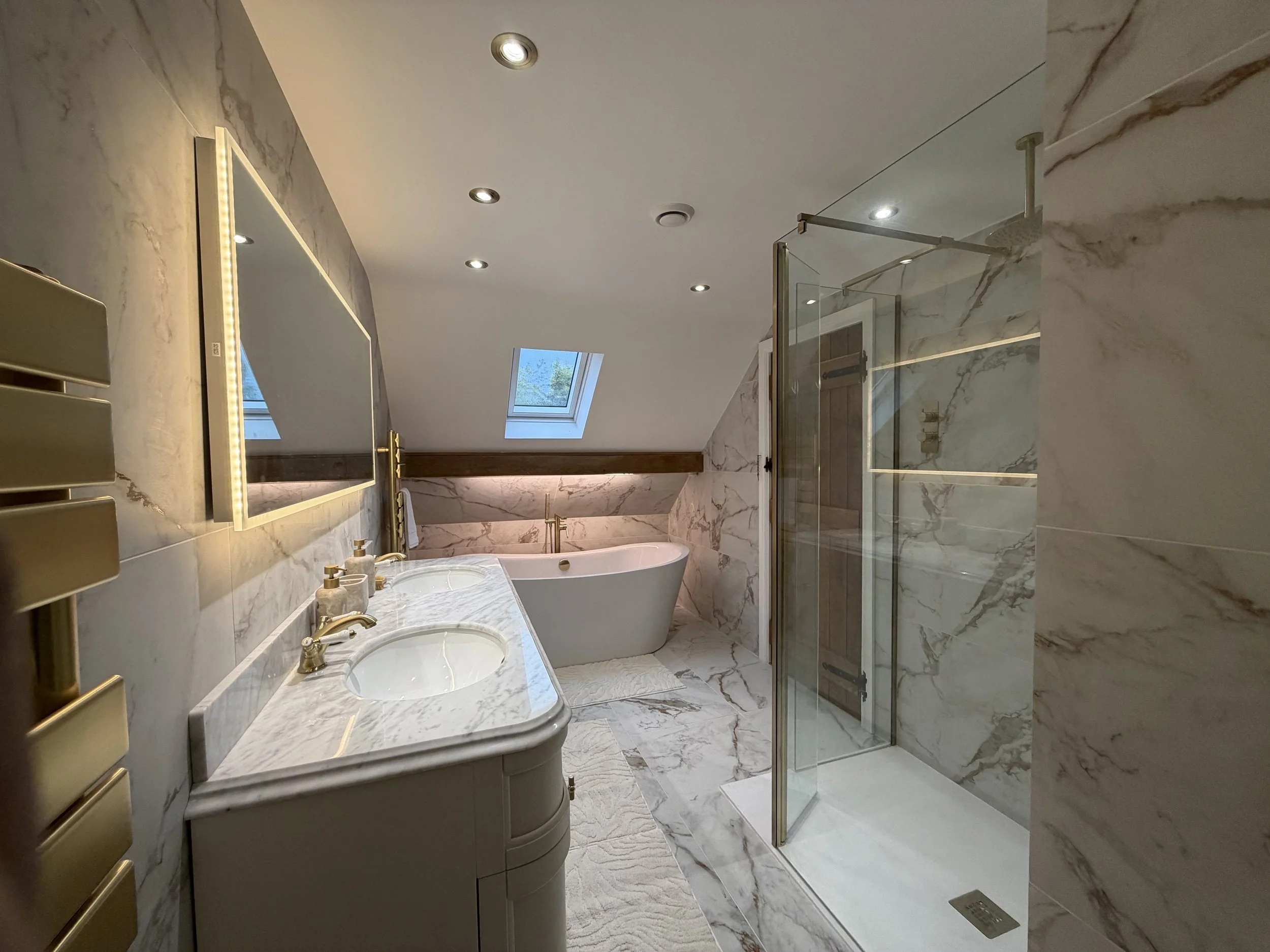 Double sink and freestanding bath. 