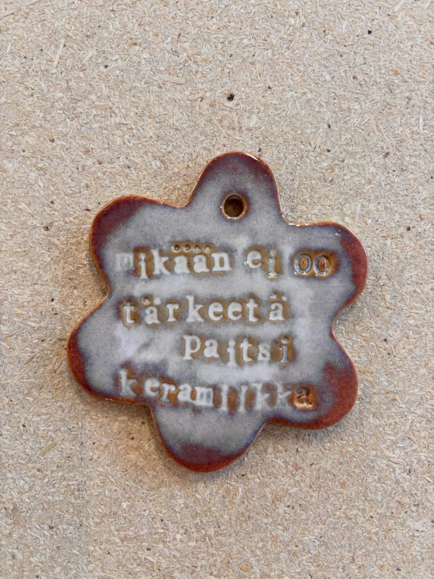 🫶🏻 Parasta keramiikkastudiolla ty&ouml;skentelyss&auml; on saada avata uunit lasitepolton j&auml;lkeen ja n&auml;hd&auml; kaikki upeat ty&ouml;t valmiina. T&auml;n&auml;&auml;n uunista tuli taas upeita t&ouml;it&auml; ja t&auml;ss&auml; niist&auml;