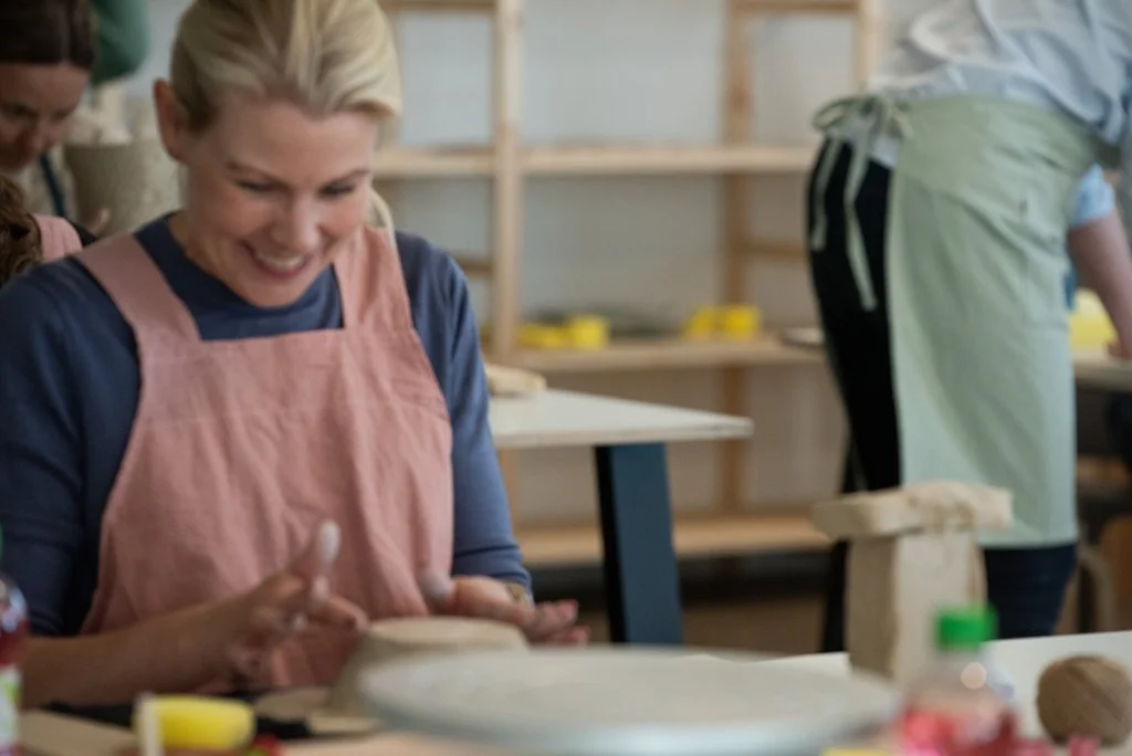 keraamisen kynttilänjalan maalausta engobeilla