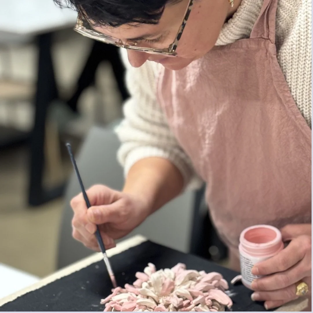 Claystation_neliökuva_Tata maalaa kukkaa.jpg