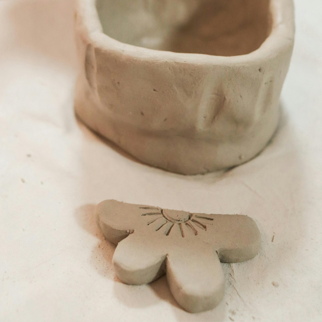 Claystation_neliökuva_mukin valmistus.png