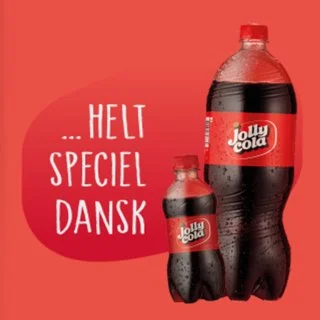 A 2-liter Jolly Cola soda bottle and a smaller Jolly Cola soda bottle against a red background with Danish text that says, 'Helt Speciel Dansk'.