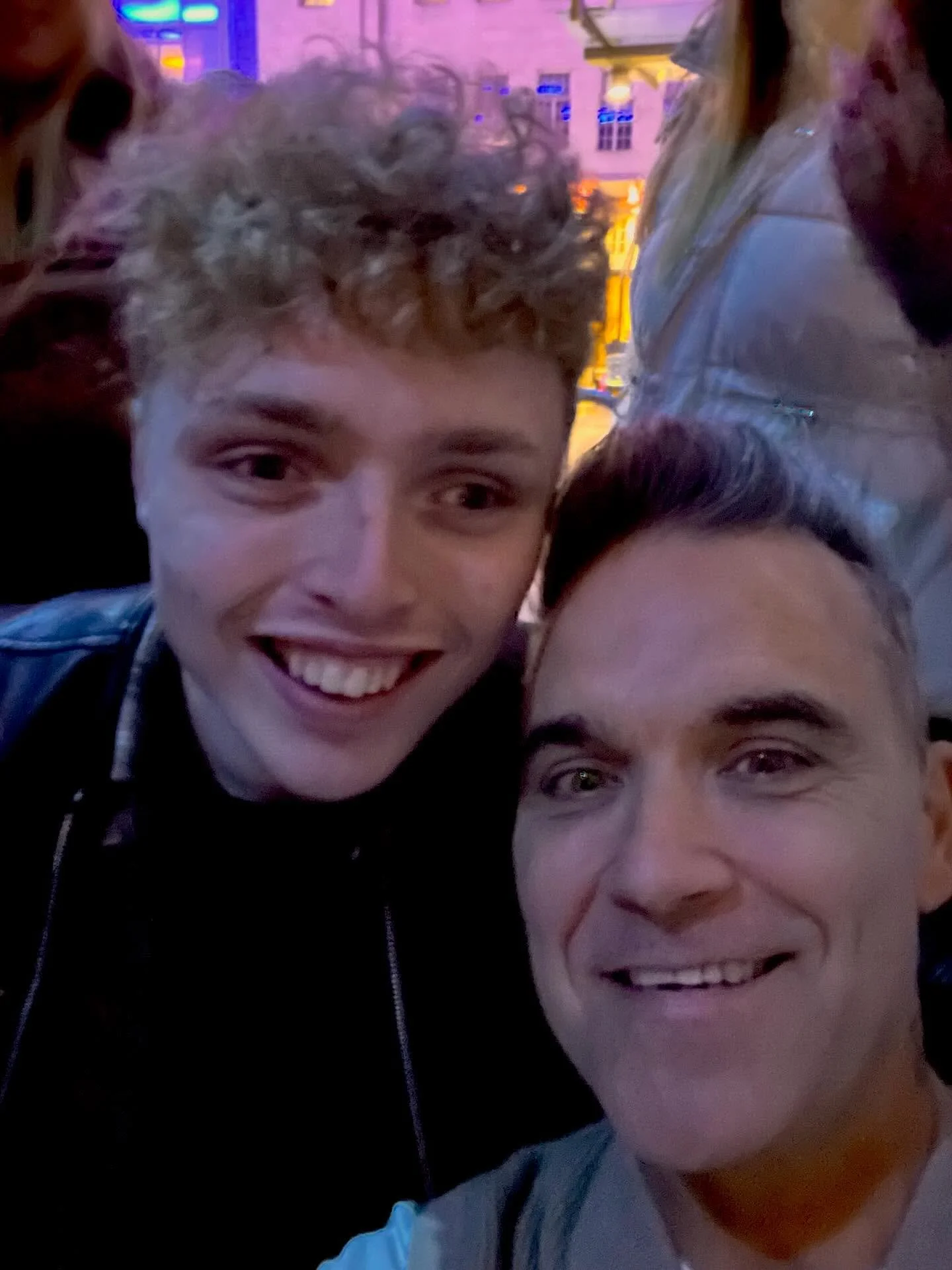 Congratulations to MR ROBBIE WILLIAMS on his 16th #1 album, BRITPOP. He now holds the record for the most #1 albums by any British artist 👊👊👊

Photos 2023! @robbiewilliams 🤘