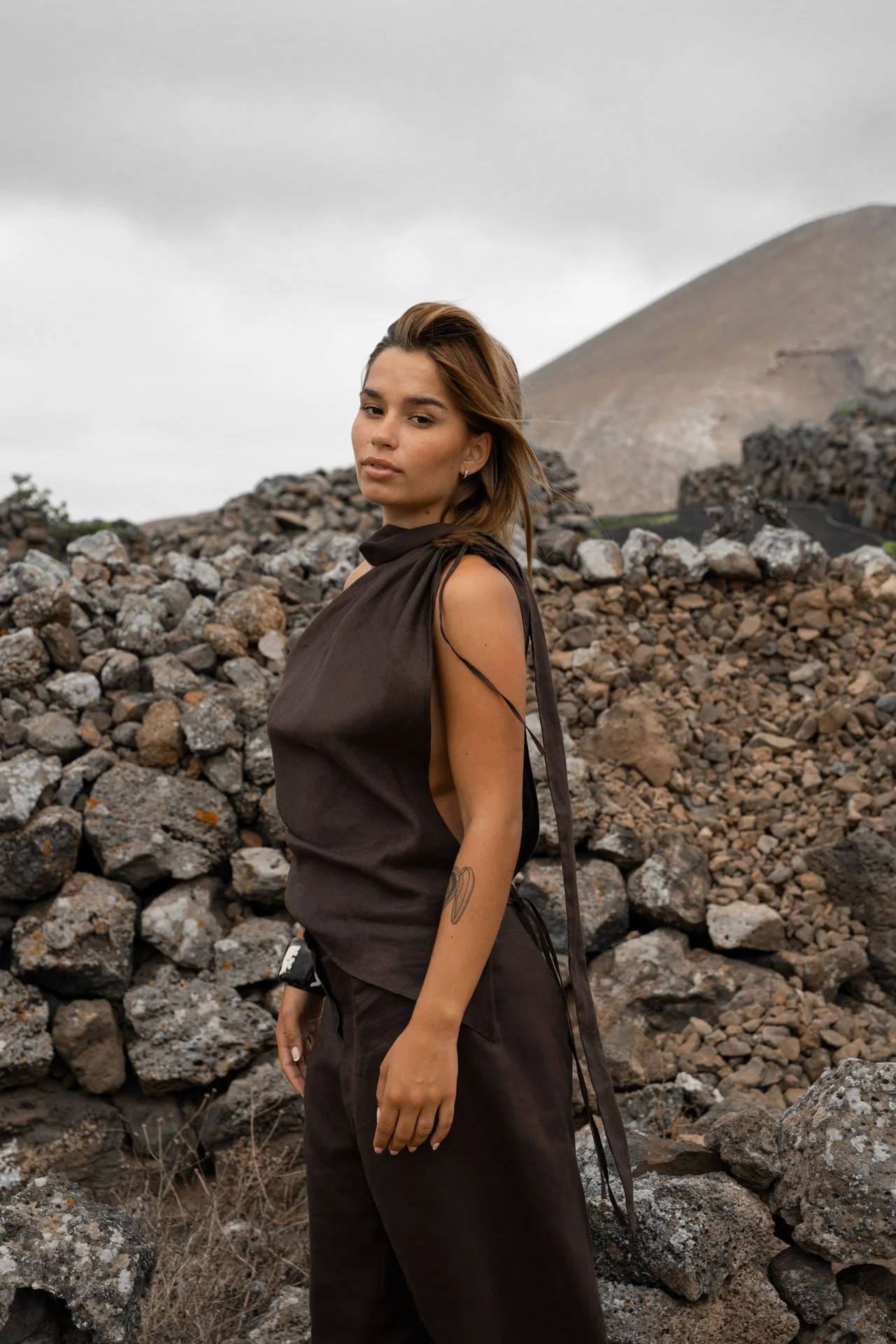 Nibi Heirloom Top linen Brown  full‑body view on model