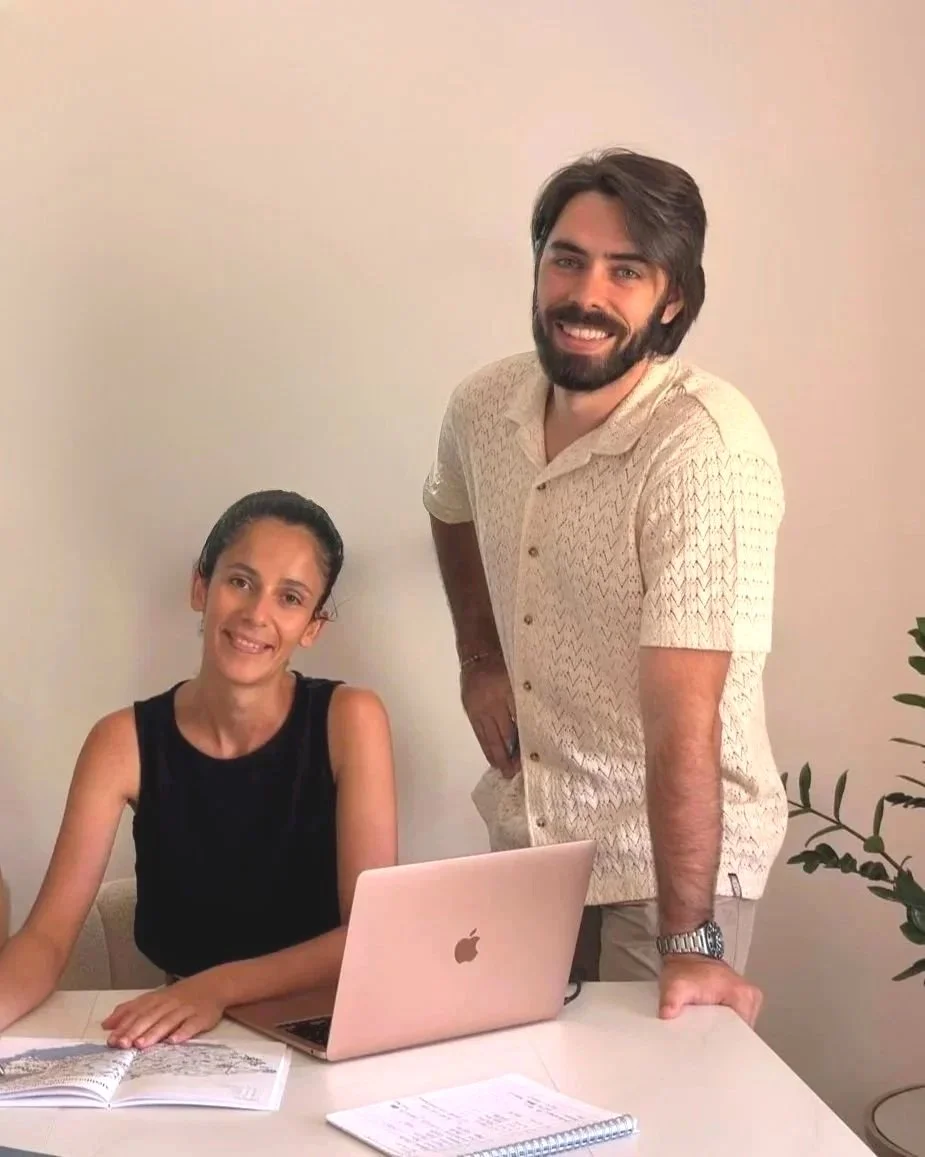 Les deux fondateurs de Moya Sync, Julie et Alexandre, assis devant un ordinateur qui représente le logiciel de gestion locative saisonnière pour les conciergeries. Les deux souriant.