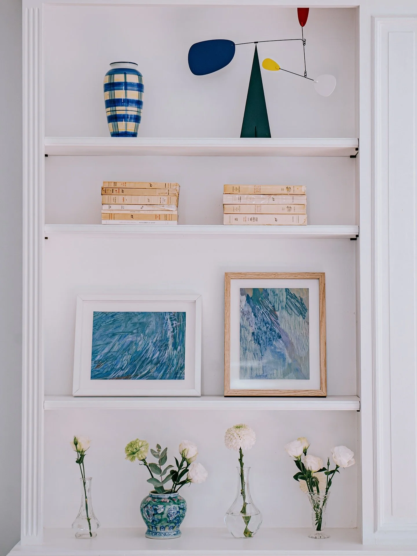 &mdash; Pr&eacute;sence Collection brings together distinctive artworks, chosen for the strength of their vision and the power of their presence.
More than a gallery, it is a living collection &mdash; where the intimacy of a home meets the curatorial