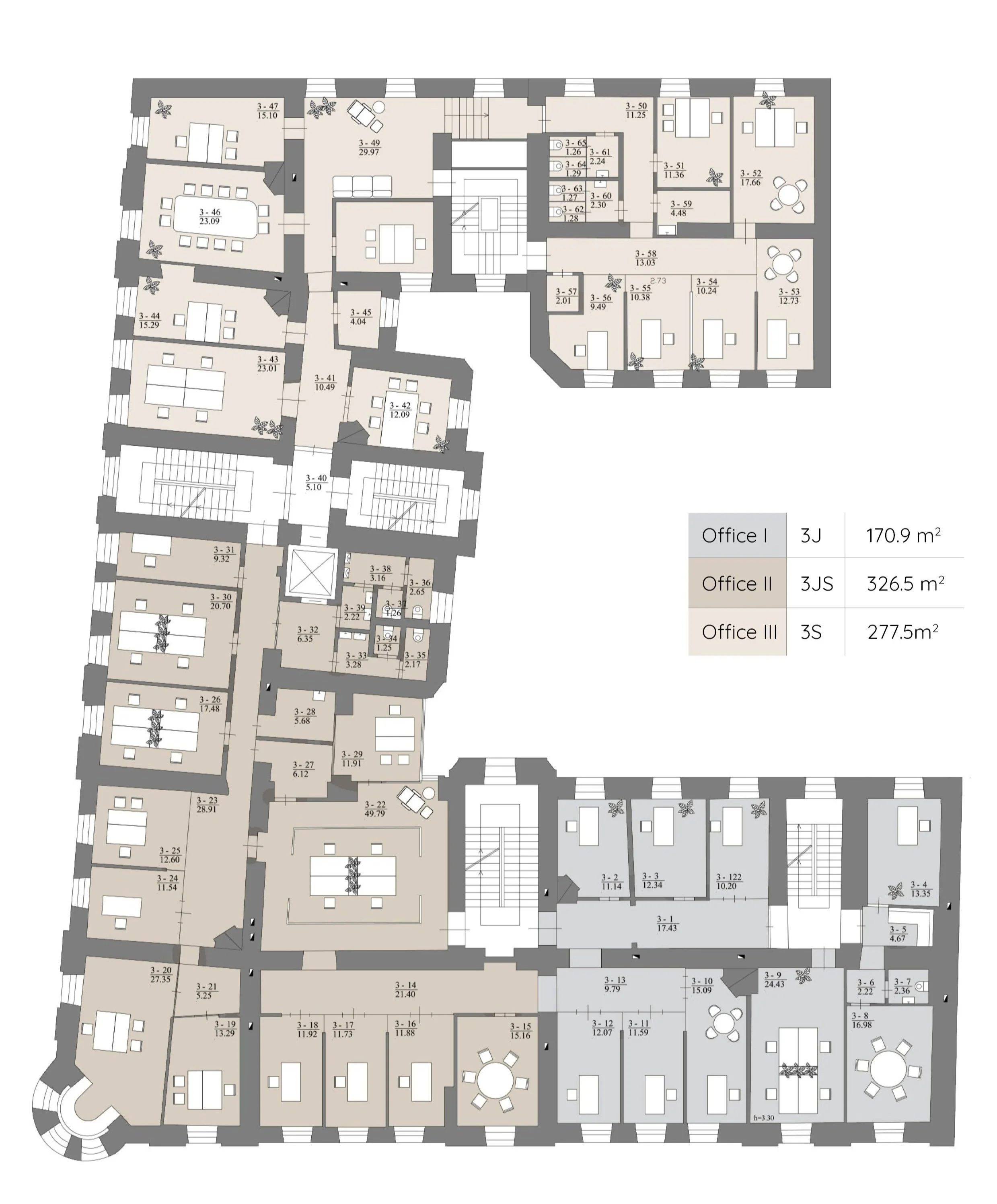 Biurų pastato planas su pažymėtomis patalpomis, laiptais ir biurais, rodantis tris skirtingas biurų zonas su jų dydžiais.