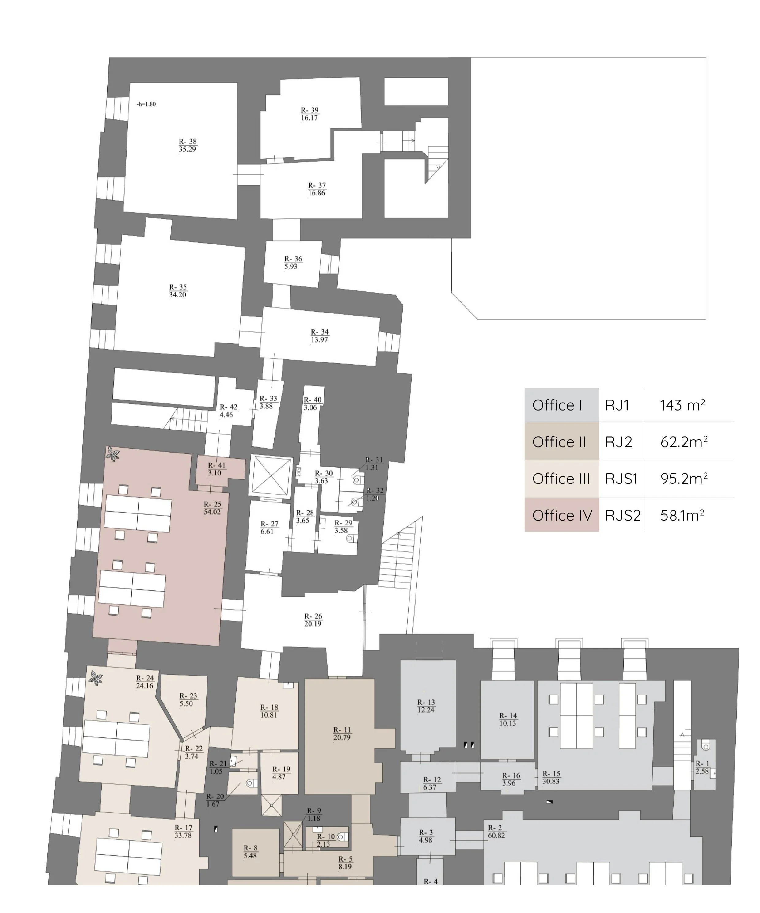 Detalus biurų pastato planas su pažymėtomis patalpomis ir zonomis, kuriose spalvomis išskirtos skirtingos biurų erdvės.