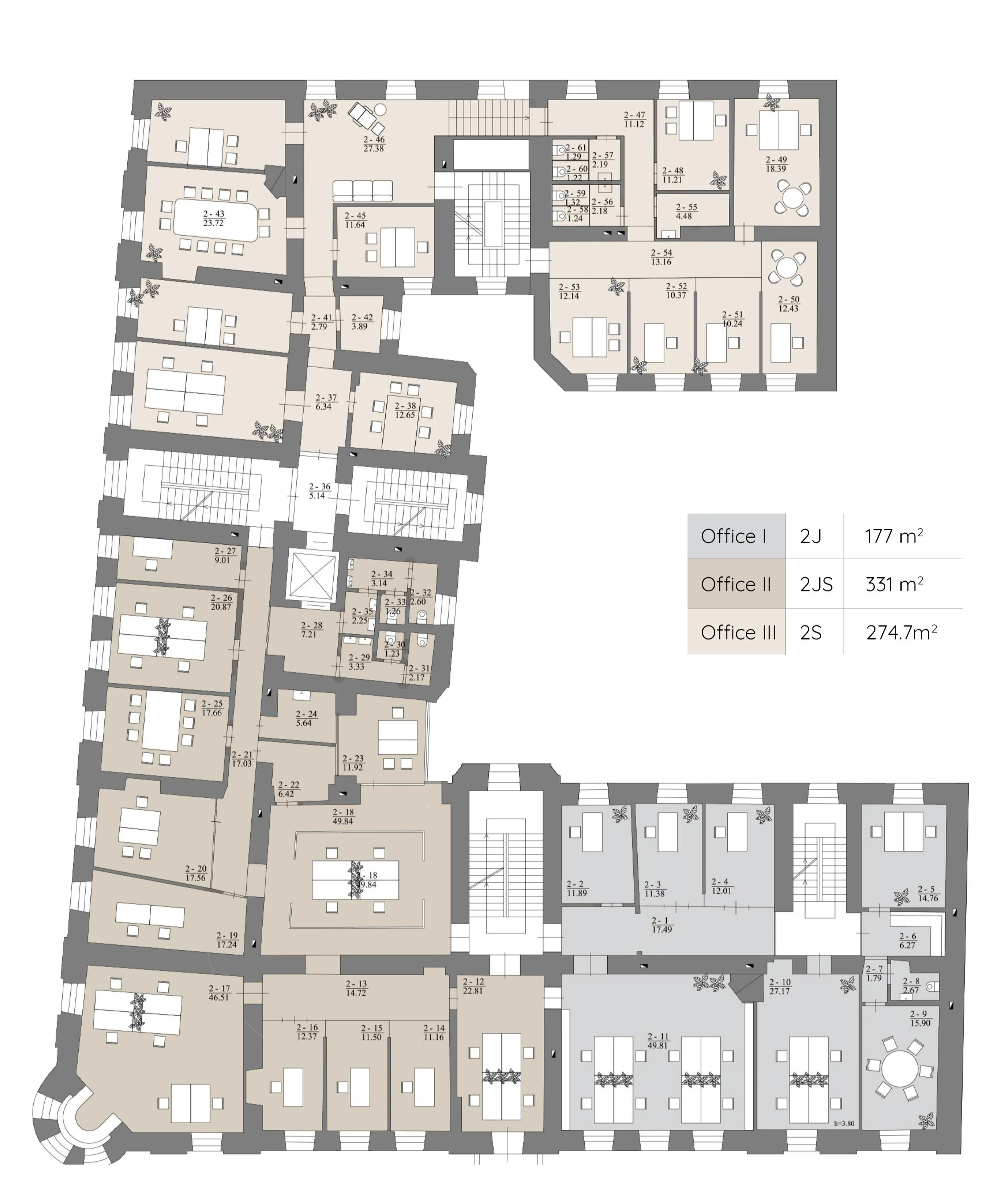 Biurų pastato planas su keliomis patalpomis, laiptais ir liftais, pažymėtais numeriais bei matmenimis. Legenda nurodo tris biurų tipus su plotais: Biuras I, Biuras II ir Biuras III.