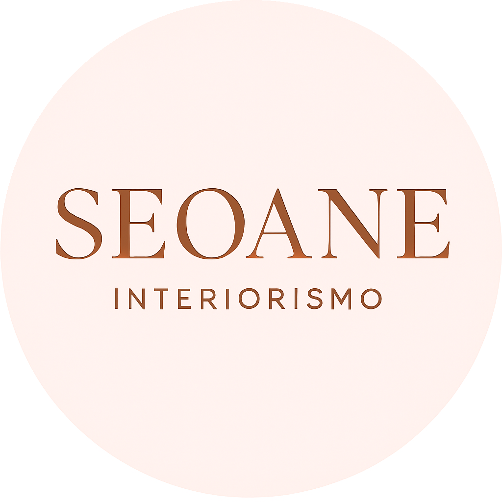 Logotipo de SEOANE INTERIORISMO en letras marrón sobre fondo rosa pálido.