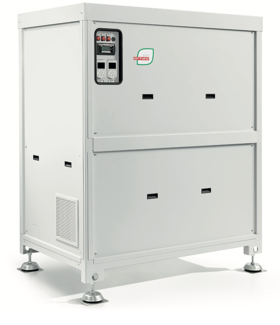 Liike- tai teollisuuskone, jossa ohjauspaneeli ja venttiilejä, valkoinen metallirakenne.