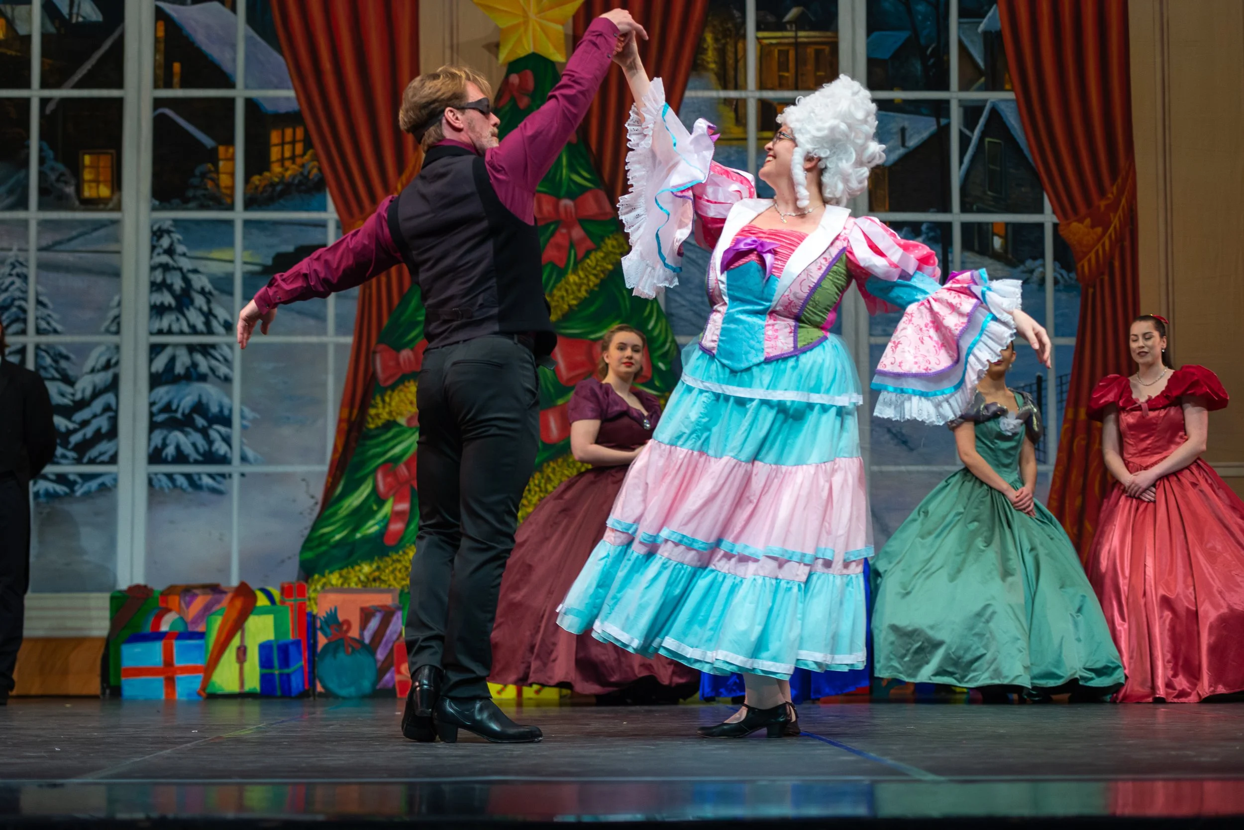 Martin Vallée and Beth Hartling as Drosselmeyer and Aunt Gigi (2019)