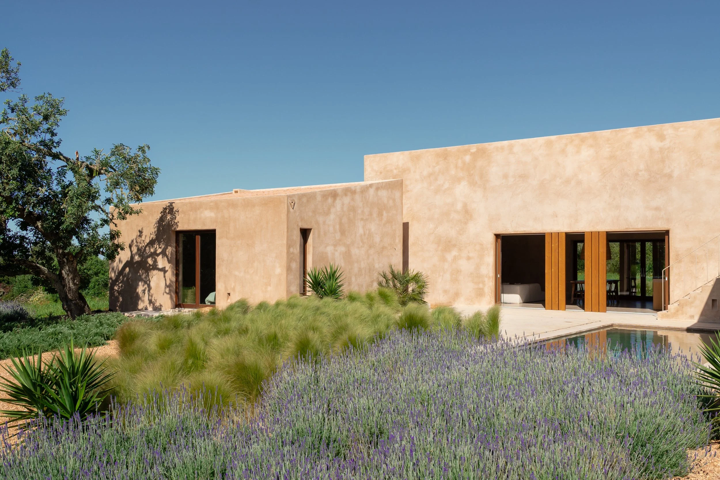 Contemporary finca exterior with earth-toned render, Cas Concos Mallorca — architecture by Munarq, photography by Vladimir Vladimirov