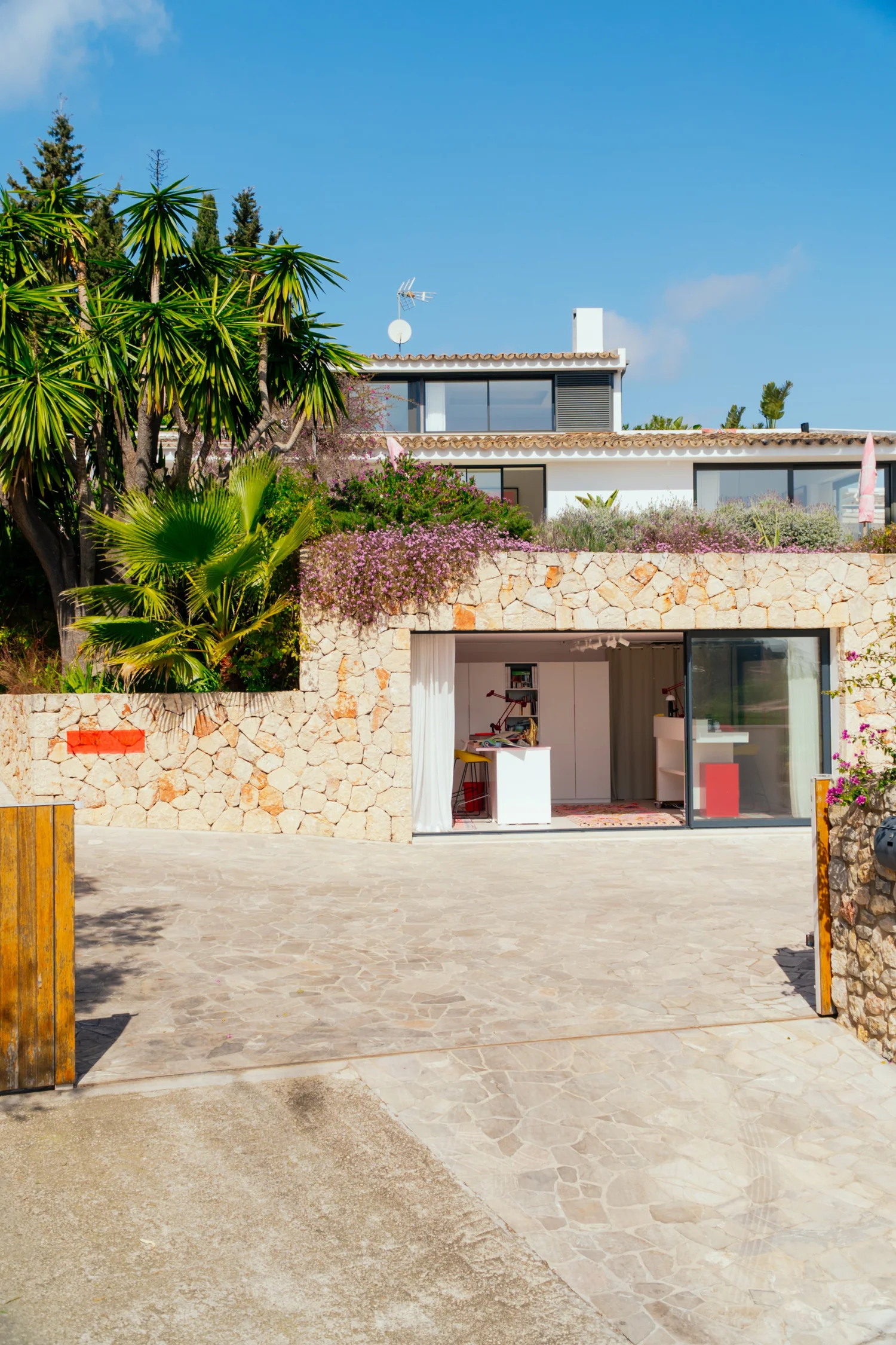 Modern house opening onto a garden, photographed by Vladimir Vladimirov
