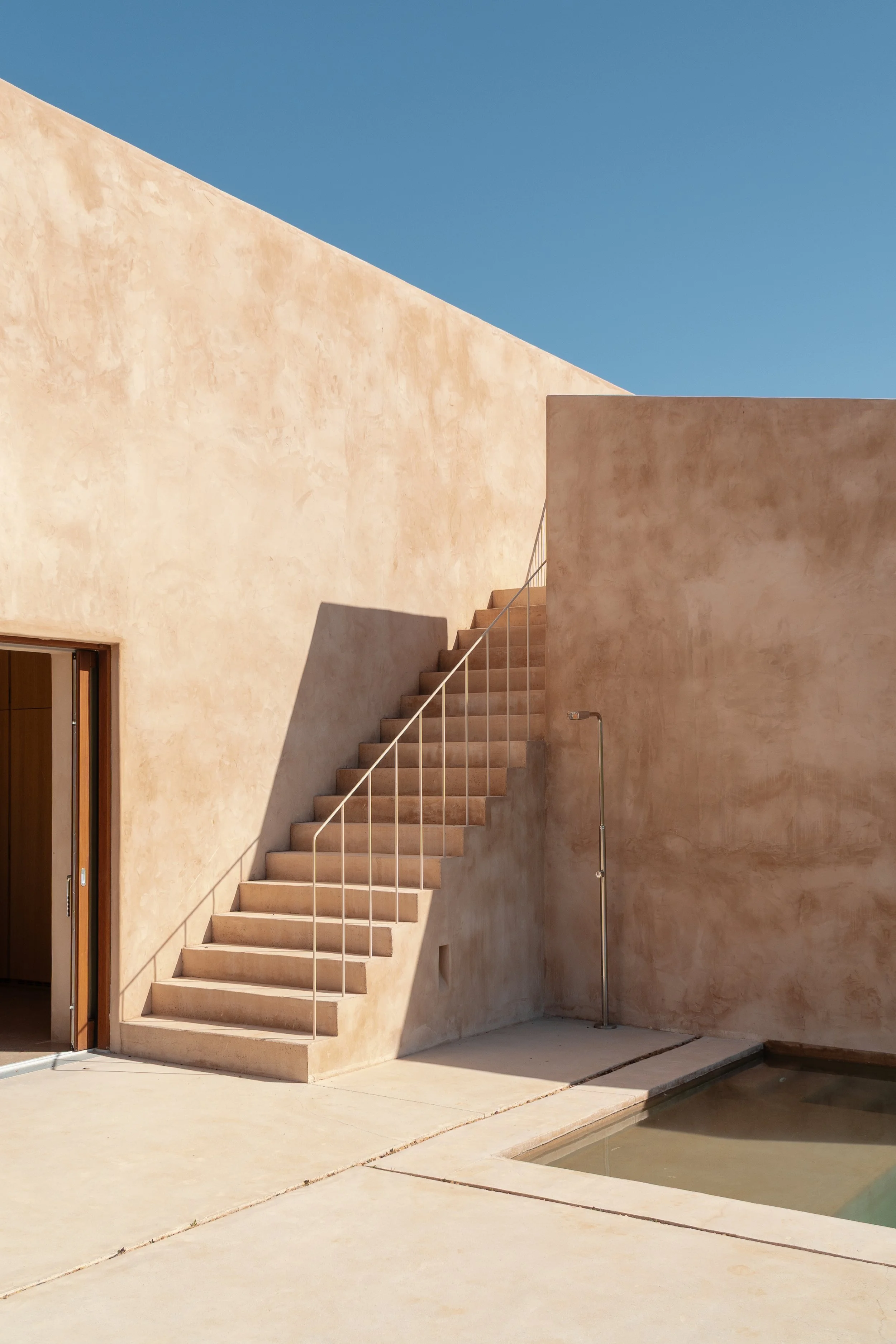 Contemporary finca exterior with earth-toned render, Cas Concos Mallorca — architecture by Munarq, photography by Vladimir Vladimirov