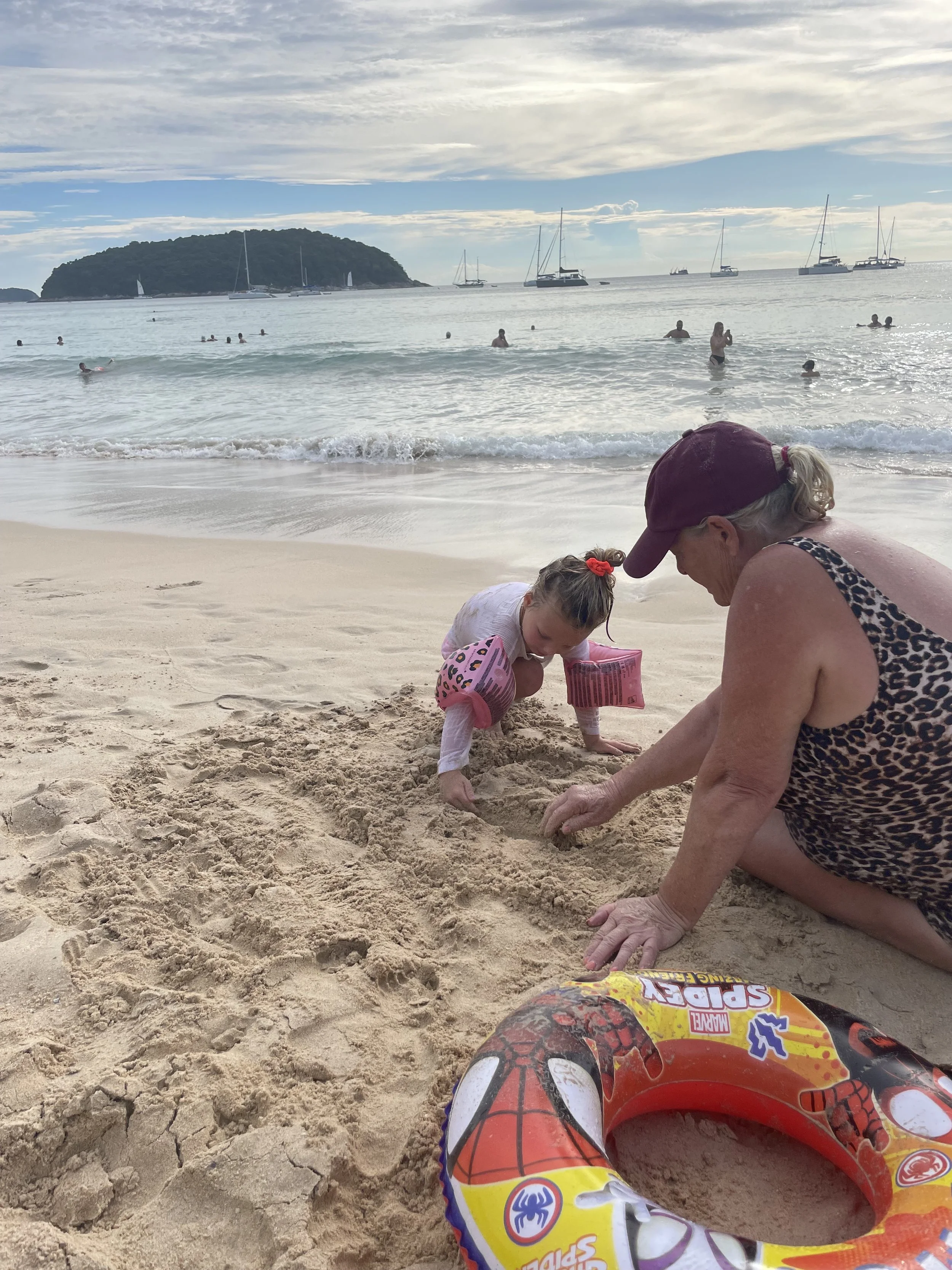           📍 Naiyang Beach verveelt nooit!