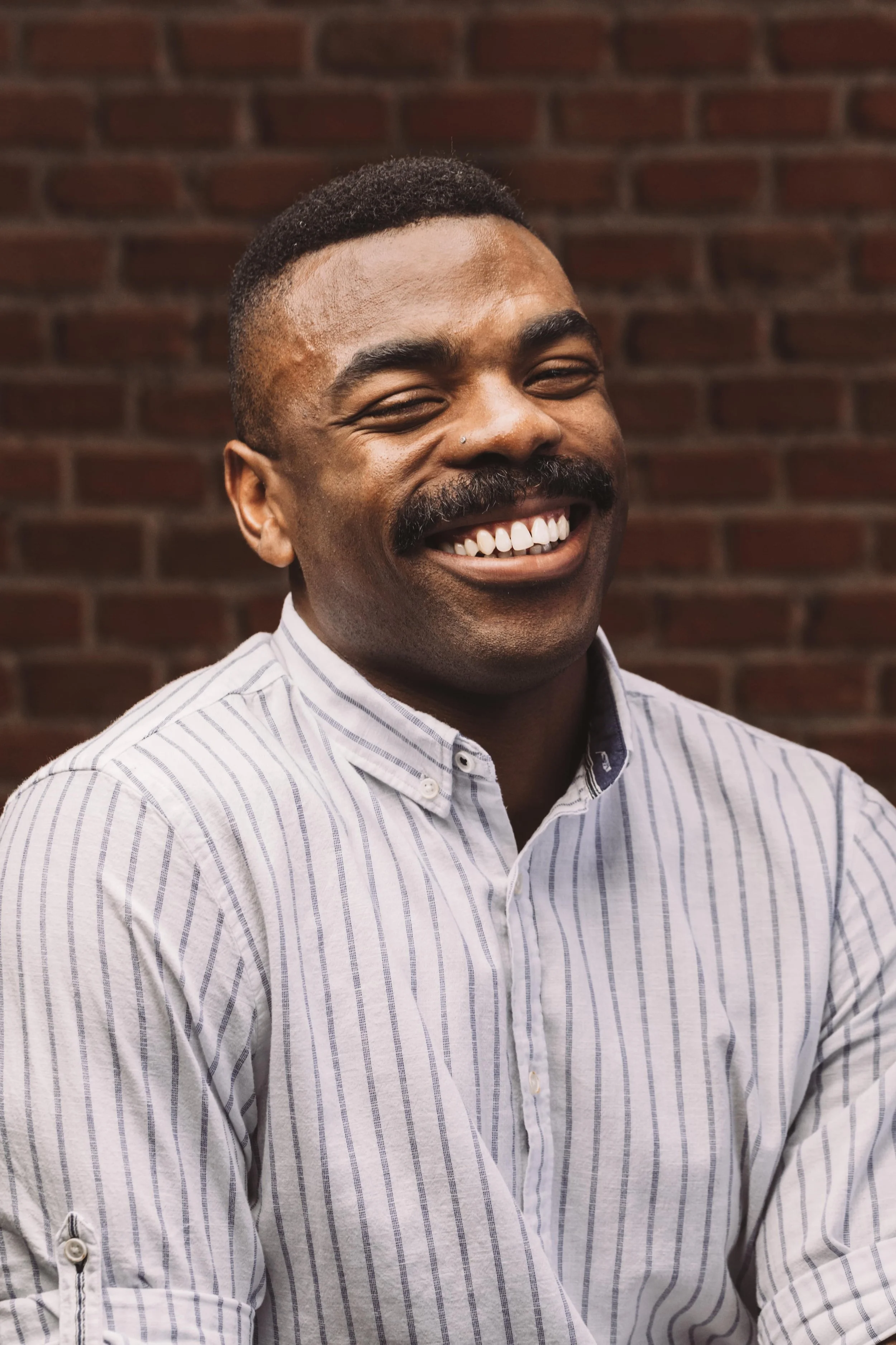 Hombre negro atractivo sonriente en una oficina urbana moderna