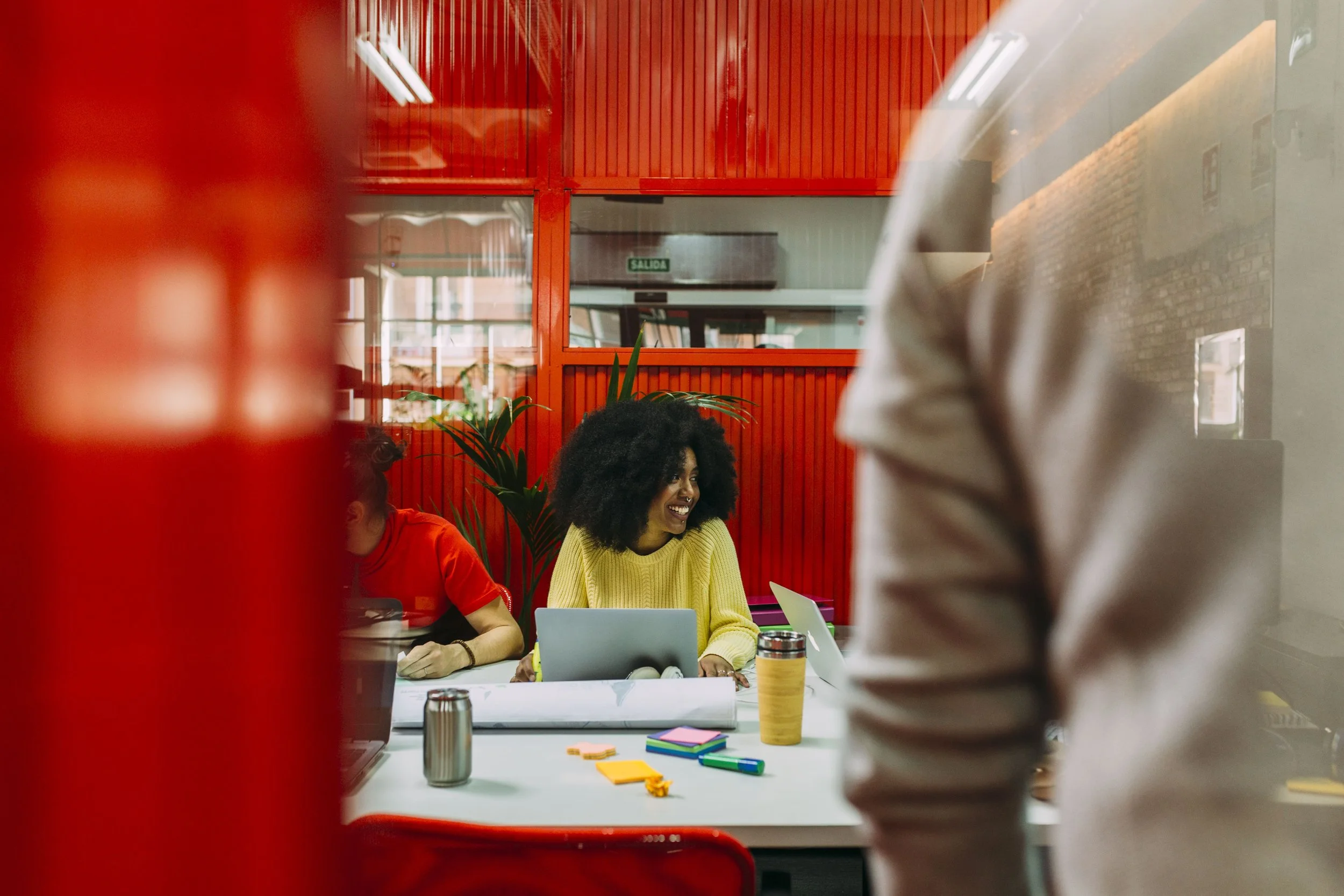 Gruppe von Geschäftsleuten bei einem Workshop im Büro